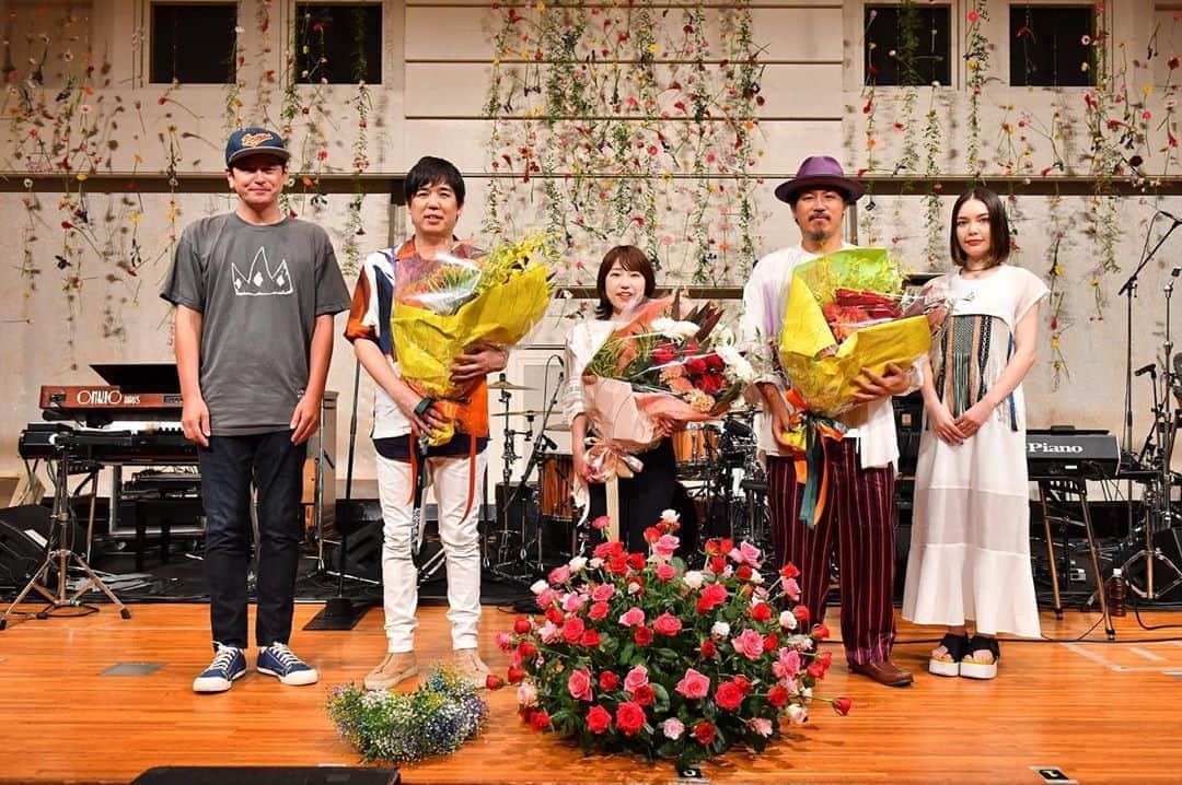 関取花のインスタグラム：「本日はFLOWER PROJECT SPECIAL ONLINE LIVE、有難うございました💐  花ってそこにあるだけで胸が温かくなる。私もそんな歌をもっと届けたいと思いました。  スキマスイッチさんも最高すぎましたね…🌼お花の歌だと個人的に「未来花」も大好きです。またご一緒できるよう頑張るぞー！！  ジョージさん、安田レイちゃんも本当にありがとうございました☺️  #JA全農CTJ  #スキマスイッチ #関取花」