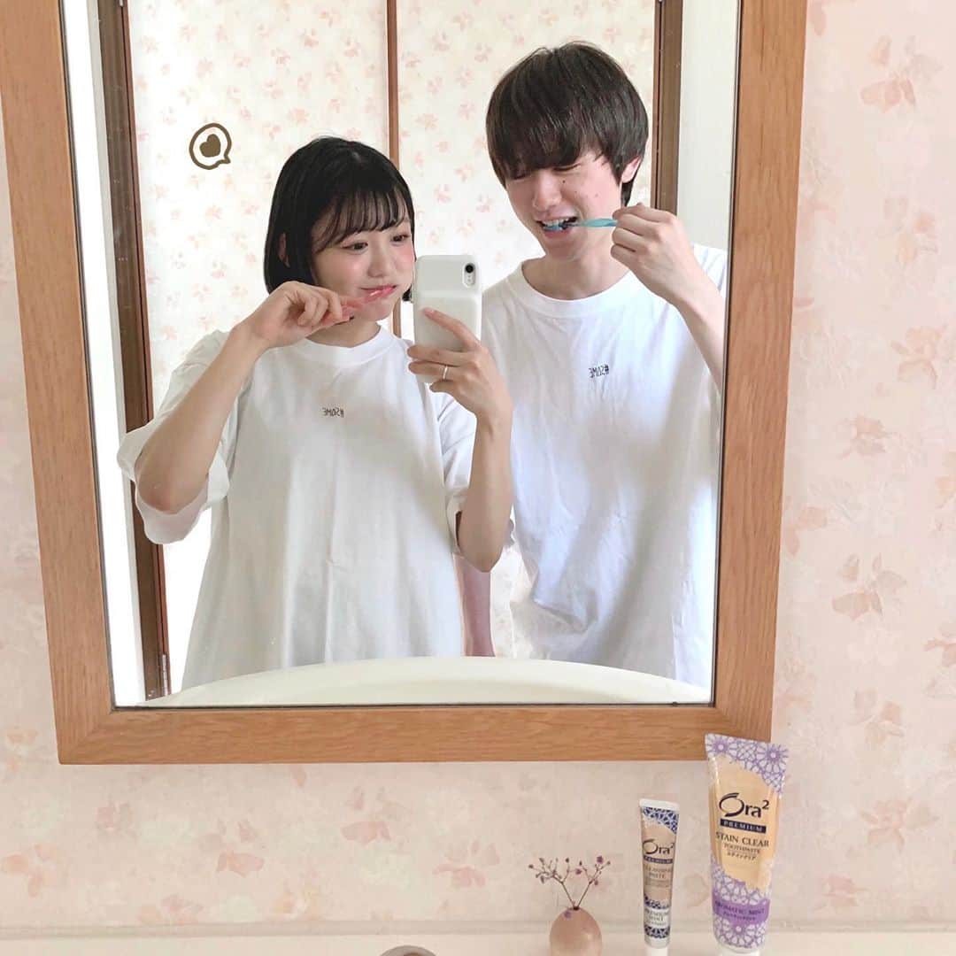 みさねのインスタグラム：「ㅤ おやすみ😴 ㅤ 寝る前の歯磨き🦷 ㅤ コスメ発想のオーラルコスメ @ora2_official のプレミアム ステインクリアペーストとプレミアム クレンジングペーストのライン使いおすすめ🌼  おうちでできる歯の美白、いい香りで意識高まる❣️パッケージもかわいくてコスメみたい💄 ㅤ #シミラールック #ペアルック #スキンケア #コスメ #ora2 #pr #オーラルコスメ #tシャツコーデ #おそろコーデ #ドライフラワーのある暮らし #おうち時間」