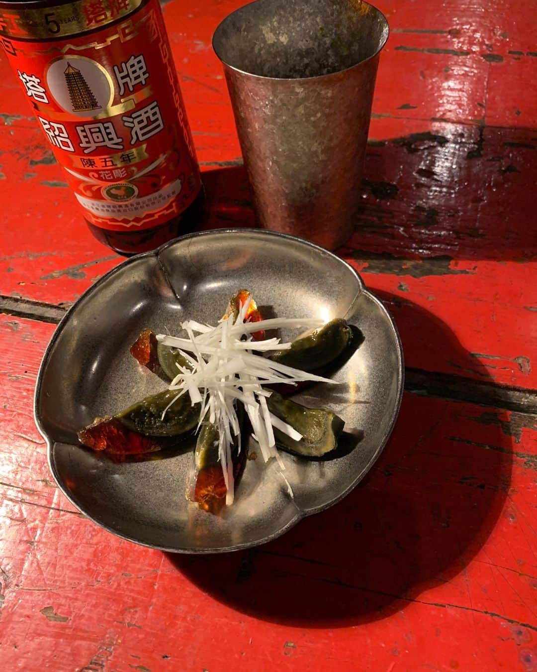 大橋未歩さんのインスタグラム写真 - (大橋未歩Instagram)「ピータン。 めちゃくちゃ綺麗✨✨ 隣りの化石みたいな殻をむくと 輝きが😋😋  1番好きな食べ方。 白髪ねぎと紹興酒☺️  5時に夢中の愛情セット💕  1個ずつ大事に食べます。 有難うございました🌸🌸🌸  #ピータン #5時に夢中 #gojimu」8月30日 23時03分 - o_solemiho815