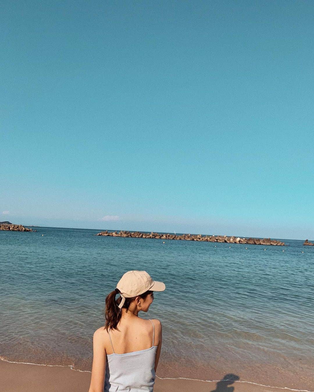 小屋春菜のインスタグラム：「もう夕方には夏が終わる匂いがして少し涼しくなってきた。さみしいなー今年の夏は大好きな海で泳ぐ事もお祭りの屋台も東京の友達にも会えなかった！ だけどそろそろ大好きな #ナツノオワリ　を聞くにはピッタリの時期🌅 #真夏の果実　も好き。」
