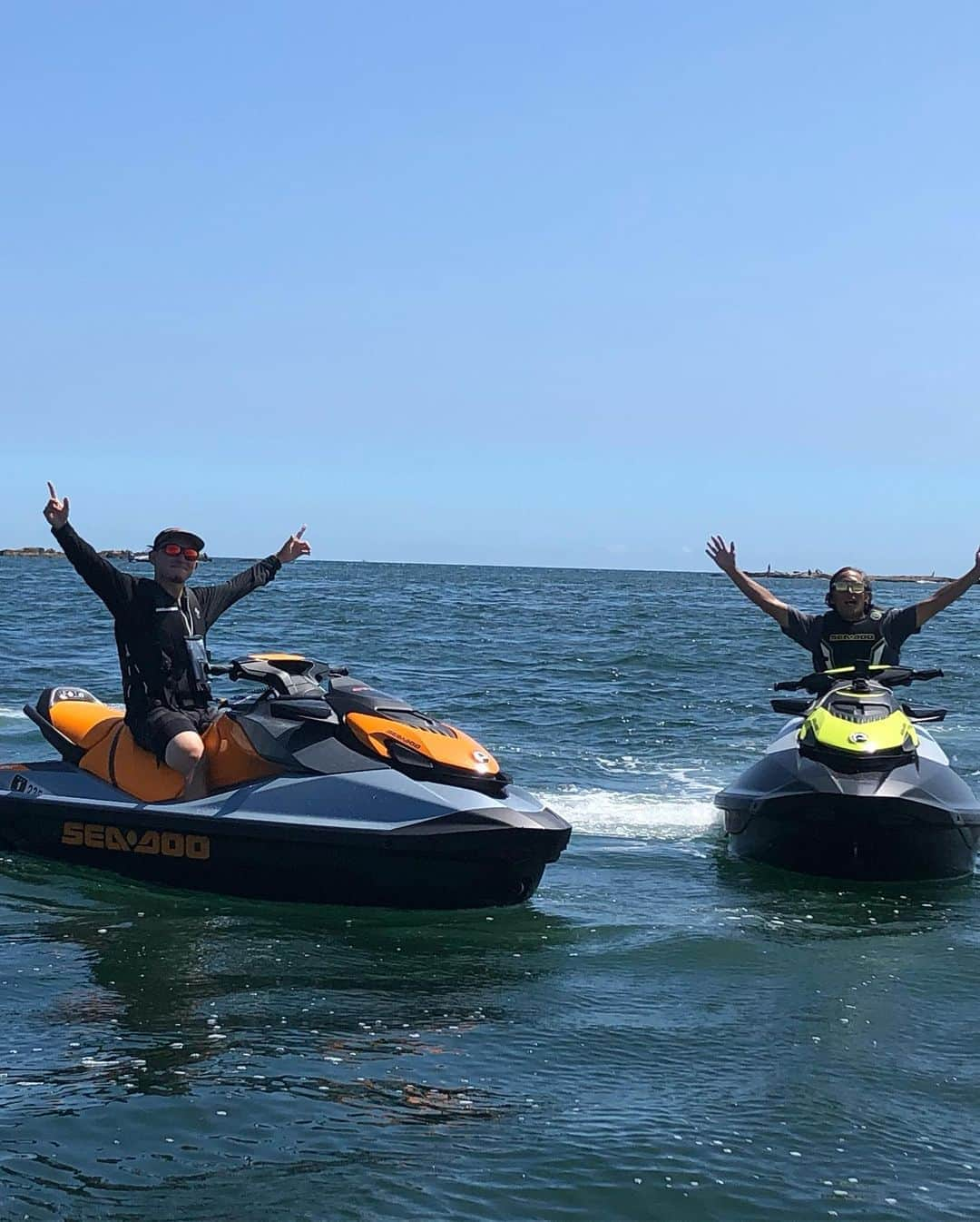 安床武士さんのインスタグラム写真 - (安床武士Instagram)「It’s the first day of ride on PWC. It was supeeeeeeeeer fun💯 #seadoolife  免許を取ってから初めてのPWC(水上バイク)運転！ こんなにも楽しい物だとは思ってなかった… Sea-dooは安定感が凄いから初心者でもPWCの走行の楽しさが味わえました！体全体で操縦する感覚はスポーツ。 エンジンを切ればまったり楽しめるしハマりました！ 早くまた乗りたい✨ #brpjapan  @goprojp  #seadoo #gopromax #goprojp #今まで水に近づく事なかった人生やったのに #好きになってきた #江ノ島 #烏帽子岩」8月30日 22時56分 - takeshiyasutoko