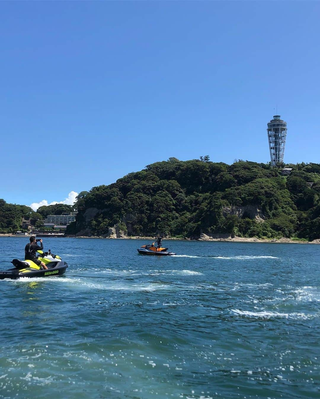 安床武士さんのインスタグラム写真 - (安床武士Instagram)「It’s the first day of ride on PWC. It was supeeeeeeeeer fun💯 #seadoolife  免許を取ってから初めてのPWC(水上バイク)運転！ こんなにも楽しい物だとは思ってなかった… Sea-dooは安定感が凄いから初心者でもPWCの走行の楽しさが味わえました！体全体で操縦する感覚はスポーツ。 エンジンを切ればまったり楽しめるしハマりました！ 早くまた乗りたい✨ #brpjapan  @goprojp  #seadoo #gopromax #goprojp #今まで水に近づく事なかった人生やったのに #好きになってきた #江ノ島 #烏帽子岩」8月30日 22時56分 - takeshiyasutoko