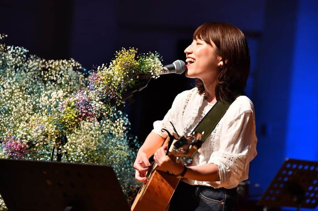 関取花のインスタグラム：「本日のセットリストは、  1.蛍 2.僕のフリージア 3.もしも僕に 4.今をください  9/4配信リリースの新曲 「今をください」はライブ初披露でした🌷  コロナ禍で気付いた当たり前の「今」の大切さと儚さ。永遠ではないからこそそこに宿る強さを最近あらためて感じています。それは花もライブも同じだなあとあらためて思いました。今日は素敵なイベントだったなあ！」