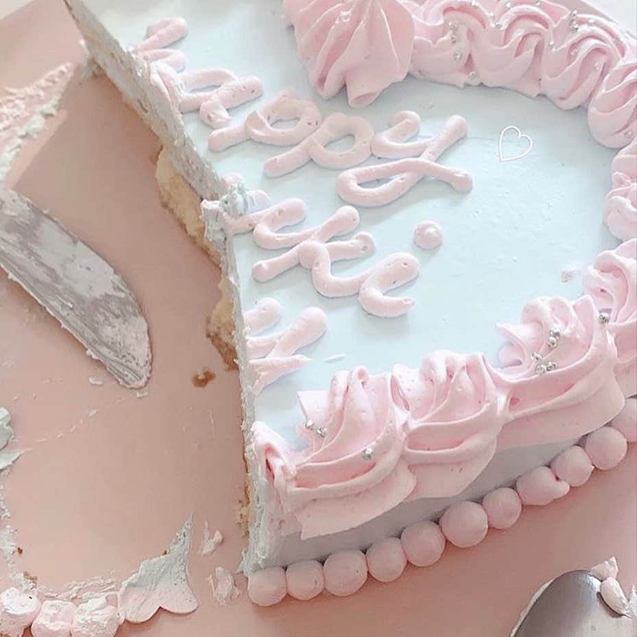 bis_web bis [ビス] さんのインスタグラム写真 - (bis_web bis [ビス] Instagram)「﻿ 🎂センイルケーキ💐﻿ ﻿ カラフルで可愛いバースデーケーキ“センイルケーキ”🧁﻿ お店でオーダーするのはもちろん、自分で作るのも楽しそう❤︎❤︎﻿ 気になるお店をピックアップしました🧸🎁﻿ ﻿ ☑︎ ドルチェマリリッサ（@dolce_maririsa）﻿ 推しのバースデーのポストで見かける可愛いケーキはこちらのお店のものかも？一度はオーダーしてみたい❤︎﻿ ﻿ ︎︎︎︎☑︎ オールシーズカフェ（@toynobox）﻿ 淡くて甘い世界観が好きな方は必見なお店❤︎ ケーキの色からホイップの色やアイシングクッキー、フルーツまで自分好みにオーダーできるのが嬉しい。﻿ ﻿ ︎︎︎︎☑︎ kizarashi - 萌し - （@kizashi_space）﻿ 月を模したグラデーションや花のワンポイントなど、まるで芸術作品のようなデザインを楽しめます❤︎ 様々な色を組み合わせて作られるケーキは圧巻です。﻿ ﻿ 𝑻𝒉𝒂𝒏𝒌 𝒚𝒐𝒖!﻿ @tonight92_x ﻿ @__i_am_yuuka__ ﻿ @uranishihikaru ﻿ @_hnk.baby_ ﻿ @kizashi_space ﻿ ﻿ #センイルケーキ #バースデーケーキ #誕生日ケーキ #birthdaycake #デザインケーキ #オリジナルケーキ #オーダーケーキ #デコレーションケーキ #ドルチェマリリッサ #オールシーズカフェ #kizarashi #bis_web」8月30日 22時58分 - bis_web