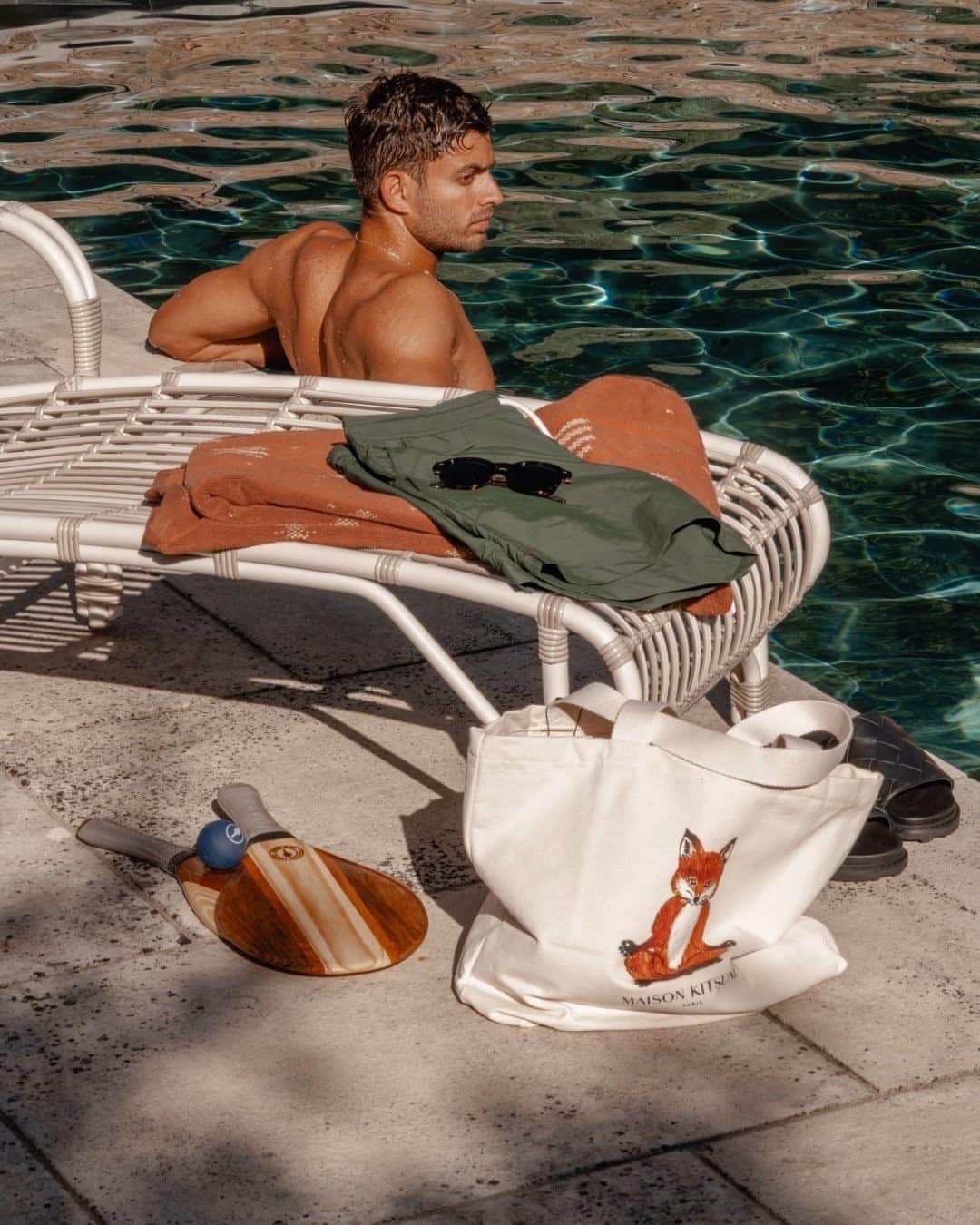 MR PORTERのインスタグラム：「A little preparation will ensure your time by the pool goes swimmingly. Here's a sneak peek at what's in our beach bag. Anyone for a game of bat and ball? #MRPORTERLongWeekend」