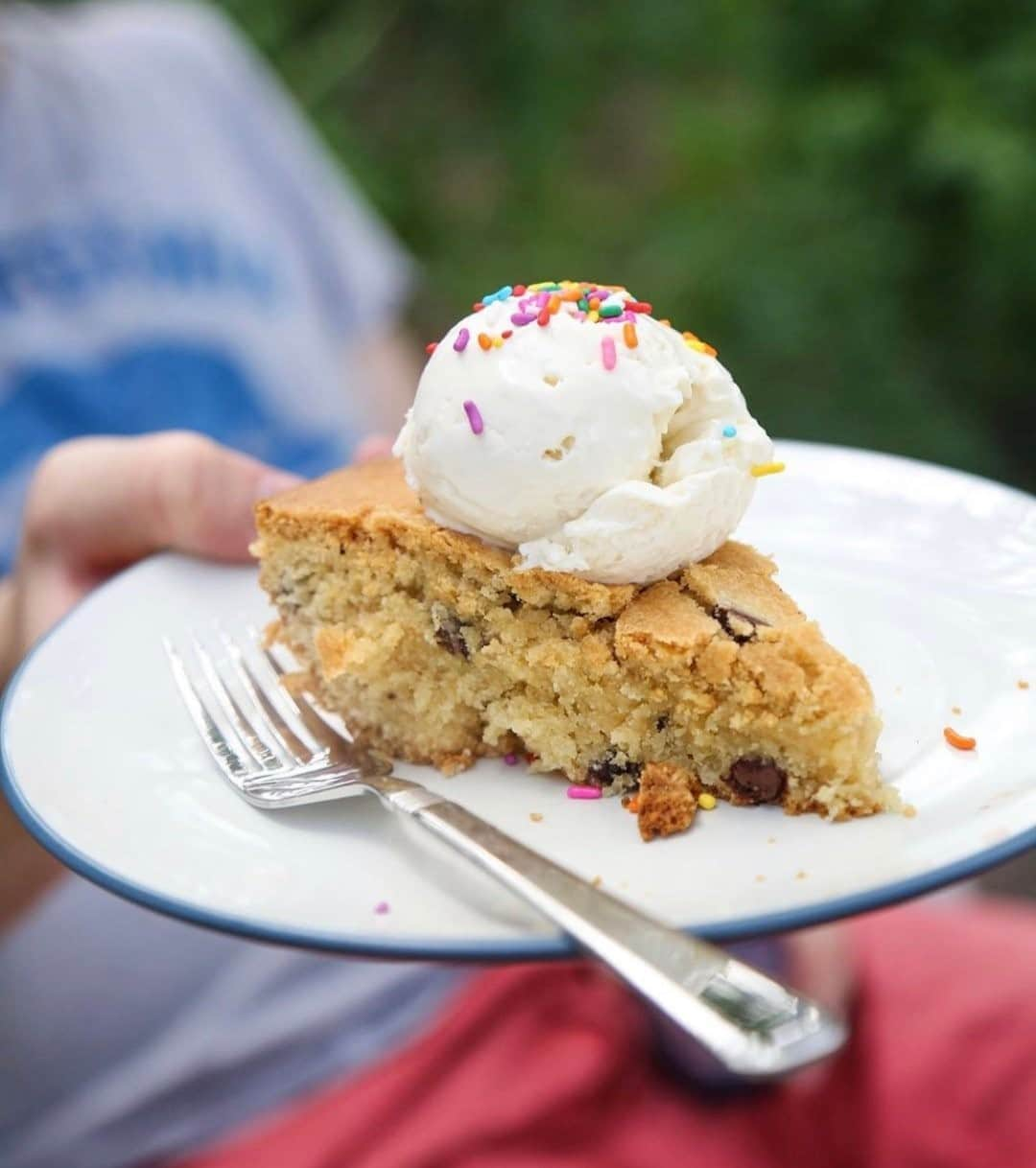 Food & Wineさんのインスタグラム写真 - (Food & WineInstagram)「Cake for breakfast because it's the weekend! 🎉 #howisummer 📷: @abby_hocking」8月30日 23時01分 - foodandwine