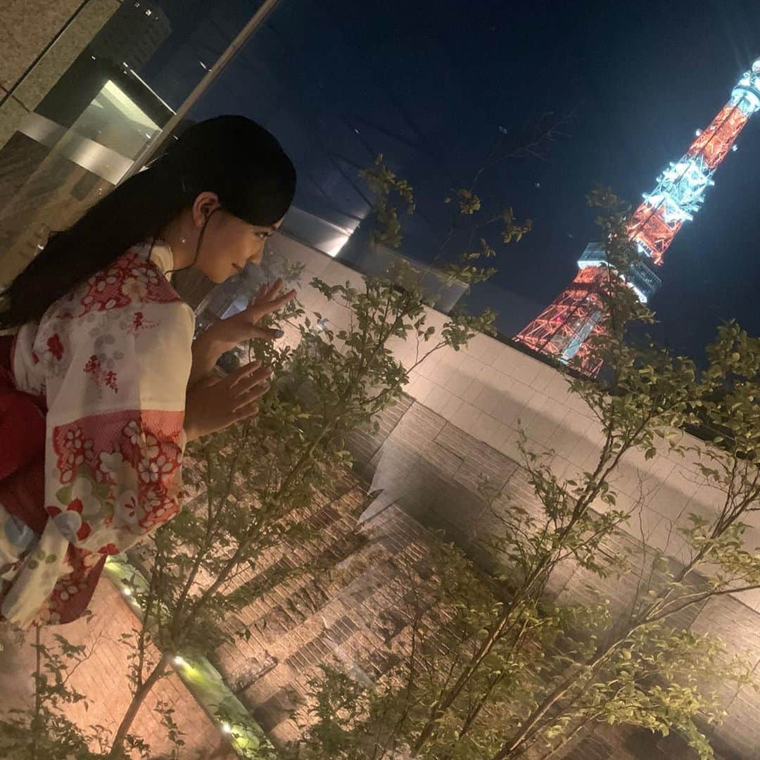のインスタグラム：「👘 夏祭りや花火大会は行けないけど、お久しぶりにお気に入りの浴衣を着られて嬉しかった✨ ぱぱっと食べてぱぱっと帰宅🏃‍♀️ ・ #高校の親友と夕涼みカフェ #縁側で風鈴の音を聞きながら🎐 #写真の時だけマスク外しました😷 #コロナ対策万全です🙆‍♀️」