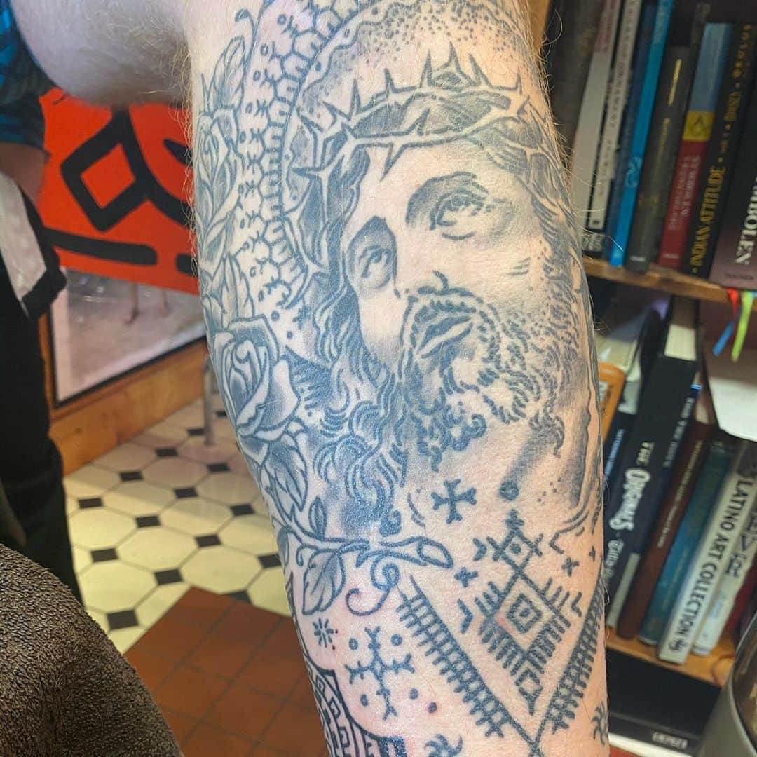 アムステルダム・タトゥー・ミュージアムのインスタグラム：「Holy shit#blueharttattoo」