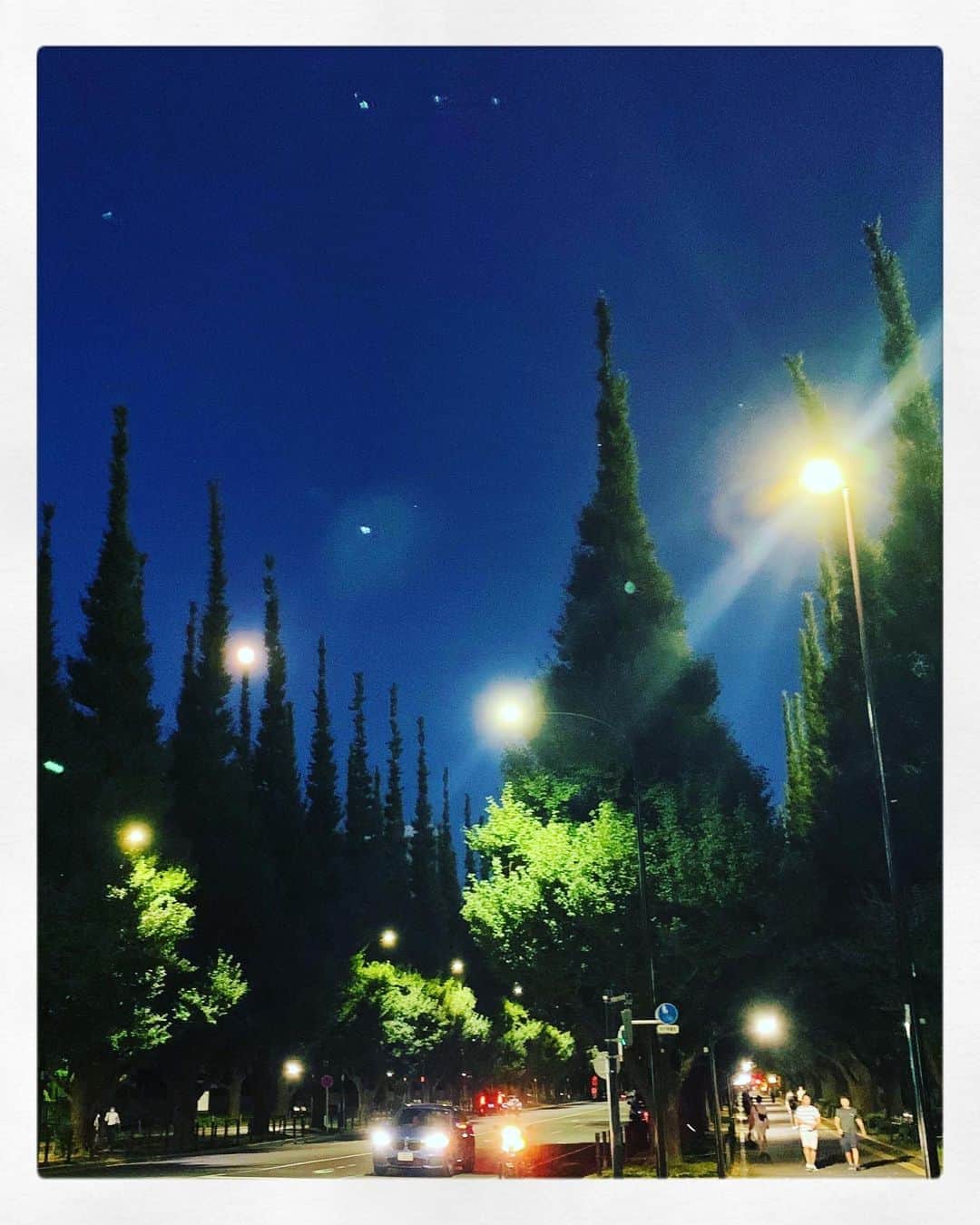 いかりさとみさんのインスタグラム写真 - (いかりさとみInstagram)「月がきれいだったので写真を撮ったら、たくさん月が写ってました😳🌕  #月の写真を撮りました　 #お気に入りです」8月30日 23時28分 - satomi_ikari