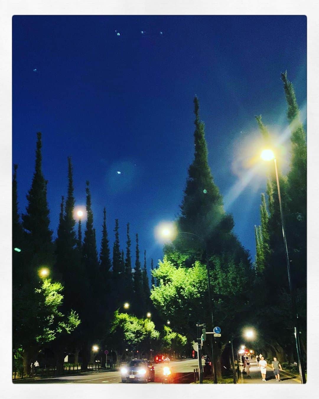いかりさとみのインスタグラム：「月がきれいだったので写真を撮ったら、たくさん月が写ってました😳🌕  #月の写真を撮りました　 #お気に入りです」
