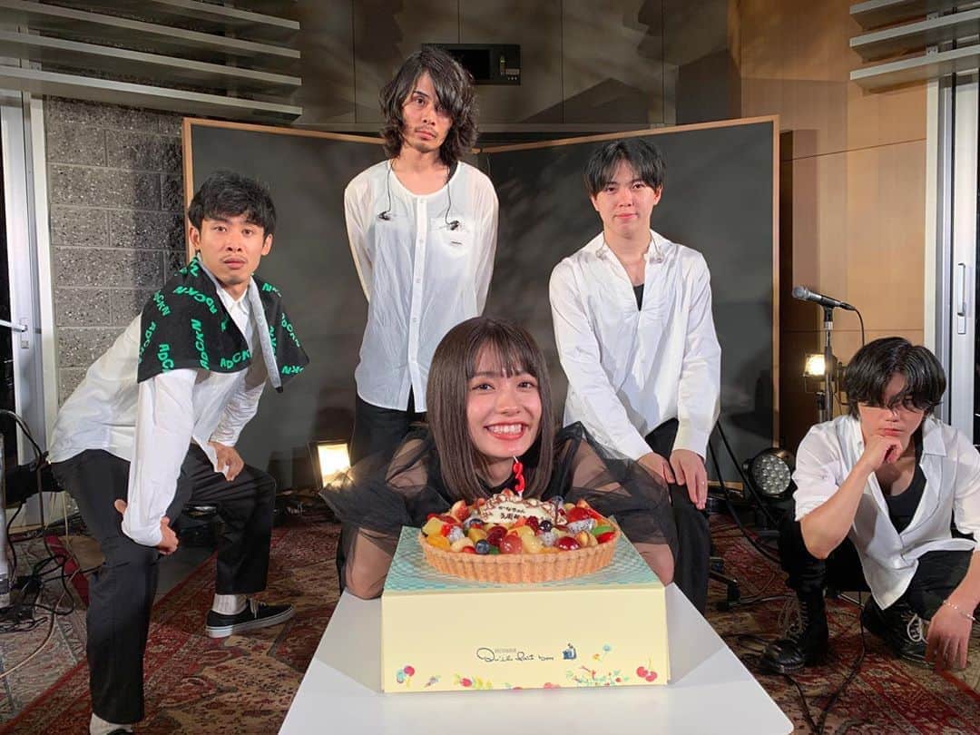 足立佳奈のインスタグラム：「デビューして丸3年が経ちました。 いつも幸せで溢れているけれど。今夜は、特に、 幸せで胸がいっぱいです。  歌って、笑って、歌って、そんな毎日をみんな、ありがとう。  配信という新しい挑戦だけど、 やっとLIVEができて、 大好きなバンドメンバーと、 大好きなみんなと過ごせて、 凄く凄くたのしかった。  今日みんなからもらった沢山の愛情を握りしめて、4年目も駆け抜けていきます！！  これからもこんな私をよろしくお願いします！！  #withlove #あだちの配信LIVE」