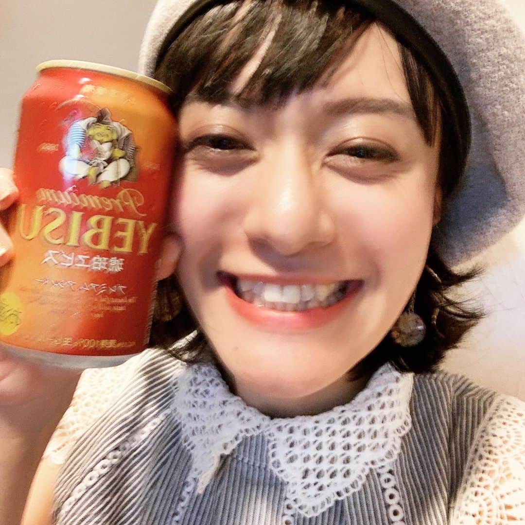 小板奈央美のインスタグラム：「今日は1日頑張ったdayだから… ビールにようやくありつけて、 嬉しくて、エビス様顔❤️ ・ しかし、見事にブレブレ🤳 ・ @koitanaomi.beer ・ #ビール女優 #小板奈央美 #こいたチャン」