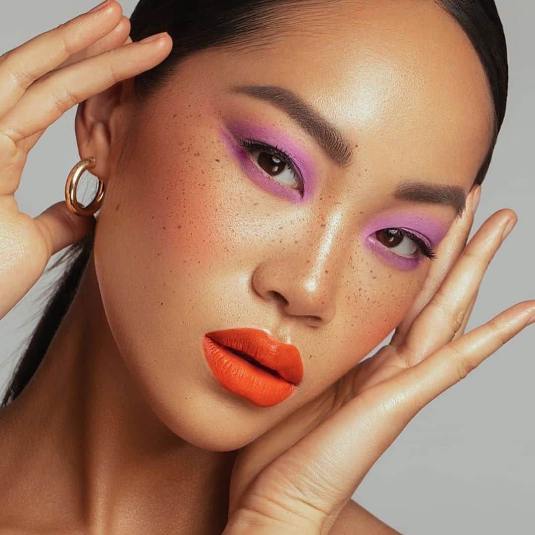 資生堂さんのインスタグラム写真 - (資生堂Instagram)「File Under: eye-catching combos. Balance violet lids with a vibrant lip like makeup artist @francieluxe who used ModernMatte Powder Lipstick in Torch Song on @c.h.l.o.e.y.u. Photography @zsuttonphoto. #ShiseidoMakeup #JapaneseBeauty」8月30日 23時32分 - shiseido