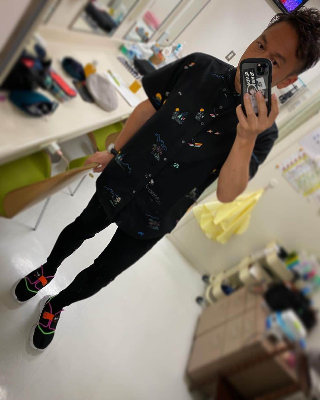 外賀幸一さんのインスタグラム写真 - (外賀幸一Instagram)「＂𝚌𝚘𝚘𝚛𝚍𝚒𝚗𝚊𝚝𝚎＂  『ミヤテレスタジアム』では 基本的にパンツとシューズは自前です。  きょうは AMUY TRYSBAY(@amuytrysbay)の ツイル&リブパンツと NIKEのAQUA RIFTを持って行ったところ、 トップスのシャツの柄に使われてた 色がシューズにリンク！ オールブラックに 少し遊びを効かせたコーデの出来上がり♬  今週も楽しい日曜日でした☆ ご覧いただいたみなさま ありがとうございました♡」8月30日 23時33分 - 51geka51