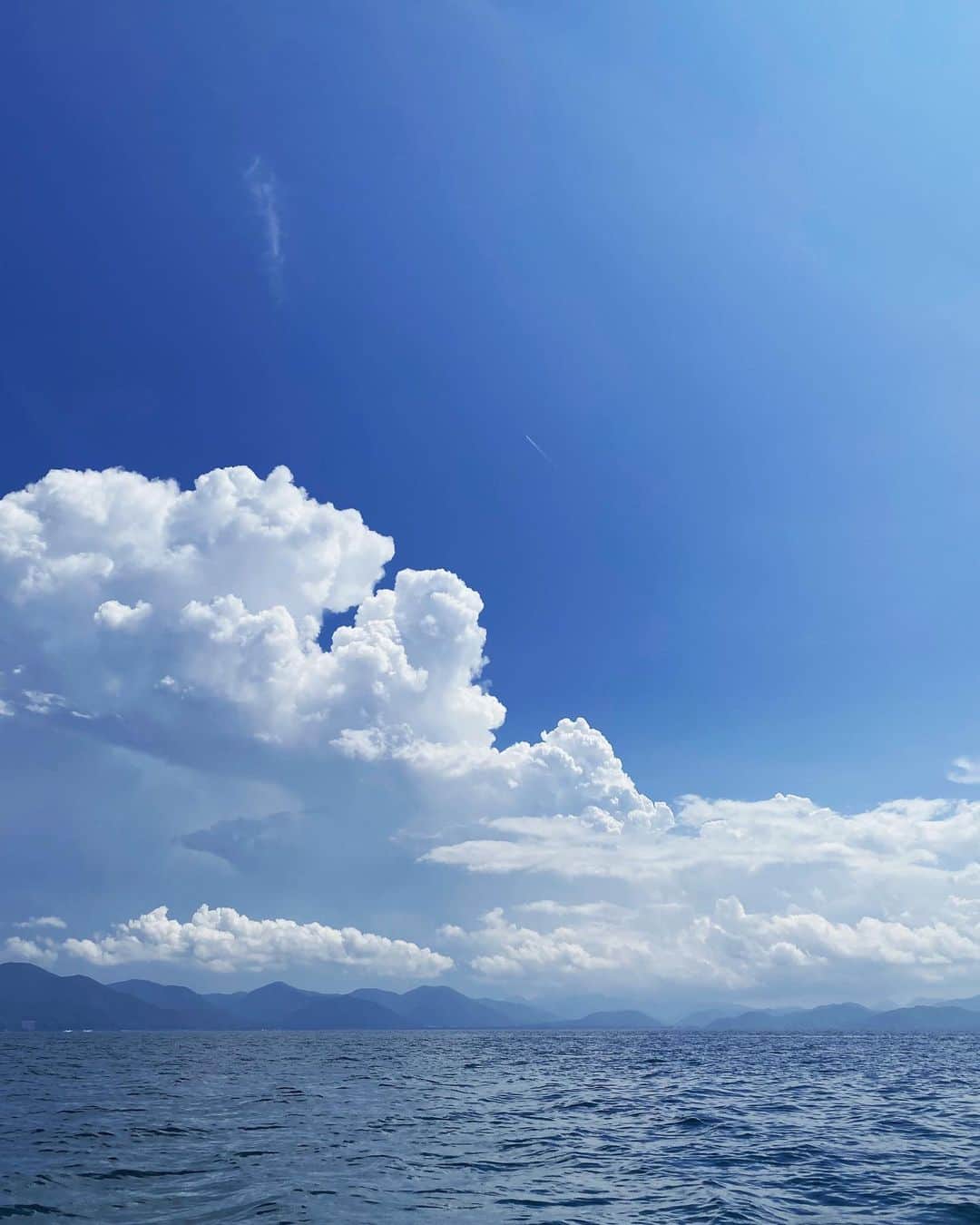 のインスタグラム：「夏の日差し🌞 湖の真ん中に浮かぶ日曜日🚤 . . #猪苗代湖#福島#ウェイクボード#ボート#磐梯山#夏#ジェット#湖　#nature #japan #lake #boat #boatlife #summer #chilling #wakeboarding #tan #sun #bluesky #holiday #vacay #vacation #」