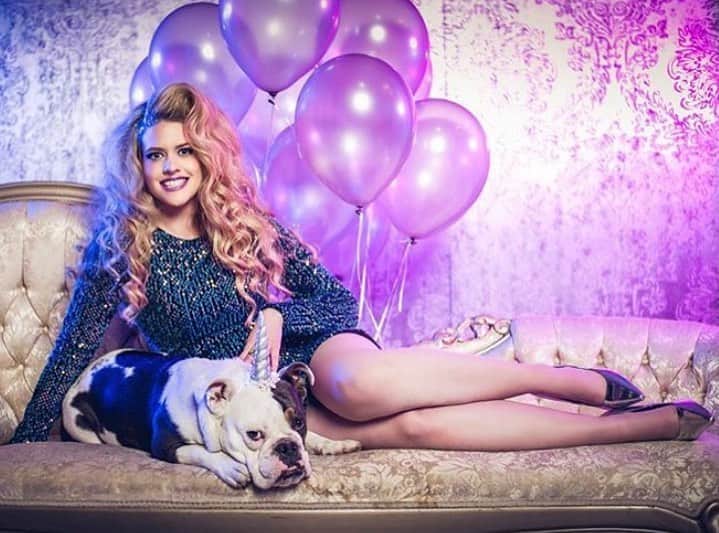Bodhi & Butters & Bubbahのインスタグラム：「Happy Golden Birthday to this Goddess @kendalllovelly 🎂👸🏼💖🐶 We (all the dogs ever) love you infinitely!」