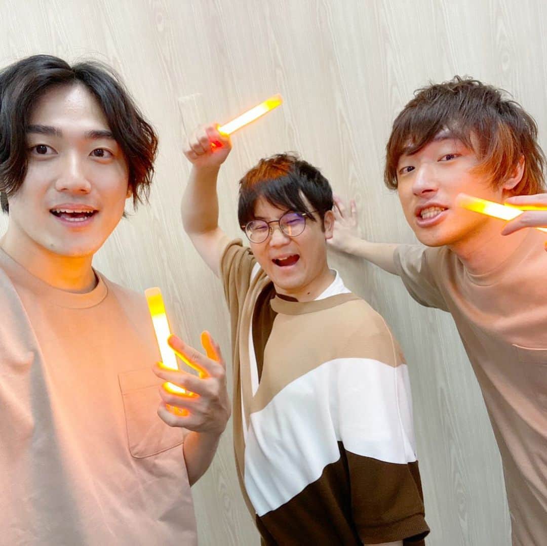 ふぇるとのインスタグラム：「虫眼鏡さんと  ついに  ヲタ芸しました！  あれ、じゃあ今までのは何だったんだってばよ。  #東海オンエア #虫眼鏡」