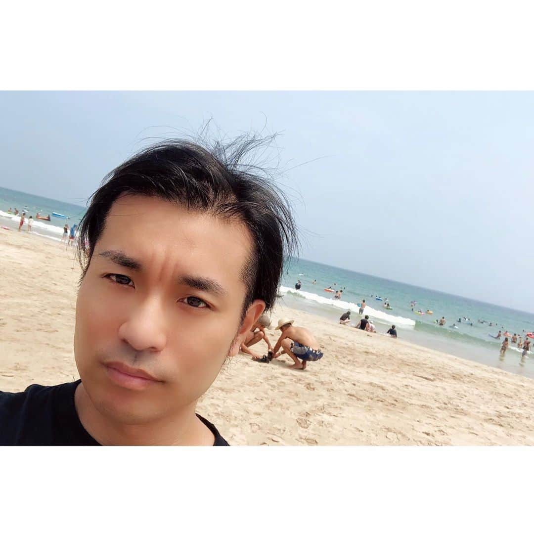 akamasa Kawata ( 川田 行政 ) さんのインスタグラム写真 - (akamasa Kawata ( 川田 行政 ) Instagram)「・ ・ 【vacation】 ・ 去年は行けなかった海に！ リフレッシュ！ ・ 夏が終わりに近づいて いよいよ秋に向けて 景気付け！ ・ #海  #夏休み  #リフレッシュ休暇   ーーーーーーーーーーーーーーーーーーー ファッションはマインドを 相手に伝えるための武器である。 ・ “マインド” を “外見” という武器に変え、 すべての人が本質を最大限に活かし、 “Happy”になれる社会を目指します。 ・ Happy Styling Management  ～あなたの為の専属スタイリスト～ happystyling.wixsite.com/main ・ 川田プロデュースアパレルブランド Nonver Style https://nonver.paintory.com/ ・ @takamasakawata @happystylingmanagement @nonver_style ーーーーーーーーーーーーーーーーーーー #happystylingmanagement #nonverstyle #nonver #stylistlife #fashion #fashionphotography #beautiful  #tshirts #ファッション #ファッションスタイリスト #メンズファッション #レディースファッション #コーディネート #大人コーデ #tシャツ #経営者 #起業家 #お洒落さんと繋がりたい」8月30日 23時42分 - takamasakawata