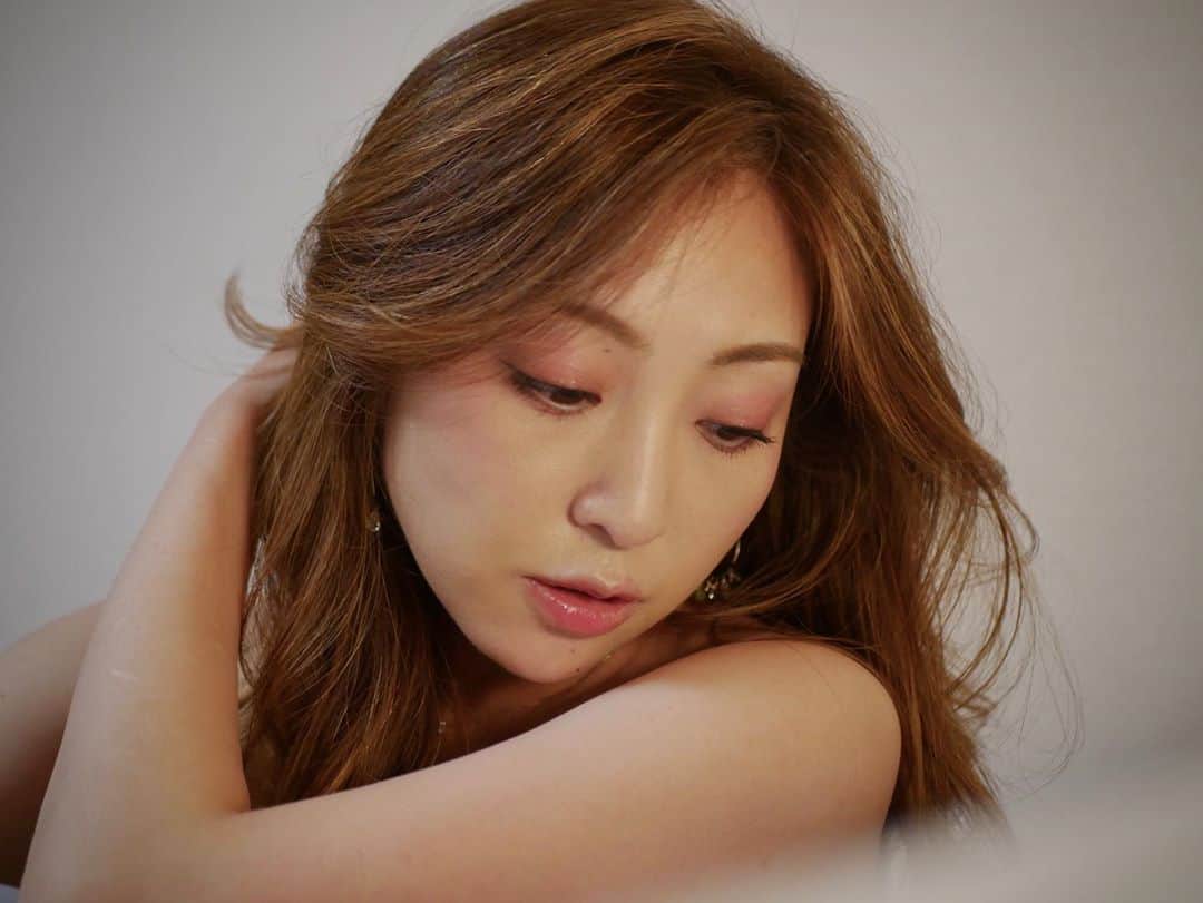 辰巳奈都子のインスタグラム：「8月最後の週末は 1対1のテレビ電話企画【Talkport】でした✨ 参加してくださった皆様、時間を作ってくれてありがとうございました💕 私も慣れてきて、皆さんも慣れてきて😆時間内でだいぶゆっくりと話せるようになりました…♫ この電話が習慣になっているよと言ってくださる方もいて、嬉しい🦋  ちょっと写真のテイストを変えてみました 夜な夜なセルフィー 新しいピンクのアイシャドウ、どうかな？ @clio_official のラメアイシャドウ、可愛い💕  #グラビア#ランジェリー#撮影#写真#photo#lingerie#gravure#model#shoot#shooting#hotel#room#noody#mood#sexy#❤️ #tark#port#talkport#sellphotos#smartphone」