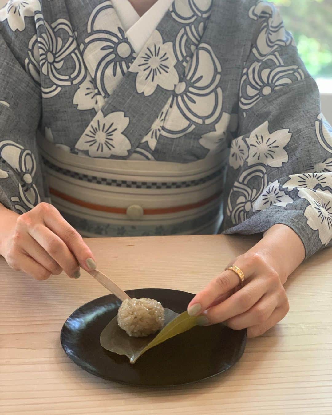 長尾悦美さんのインスタグラム写真 - (長尾悦美Instagram)「八雲茶寮再訪。  今月2回目と伝えると違うメニューにしてくれるのも嬉しい。  そして今日も器とお料理のコンビネーションに感激でした。  デザートの山椒餅、美味しかったなぁ♡  #八雲茶寮 #今年最後の浴衣かな」8月30日 23時49分 - yoshiminagao