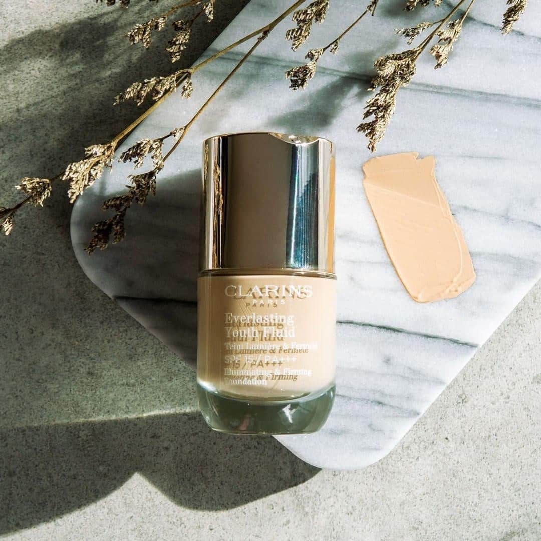 Clarins Australiaさんのインスタグラム写真 - (Clarins AustraliaInstagram)「When the experts at Clarins are tasked with creating a foundation with anti-ageing skincare in mind, what did they create? Everlasting Youth Fluid! 💫 ⁣ ⁣ This radiance boosting foundation restores your youthful complexion, masks imperfections and enhances skin's natural beauty 🥰 So lightweight and serum-like, it leaves skin luminous and radiant!⁣ ⁣ 📸 Image via @clarinssg⁣ ⁣ #ClarinsAus #ClarinsMakeup」8月30日 23時50分 - clarinsanz