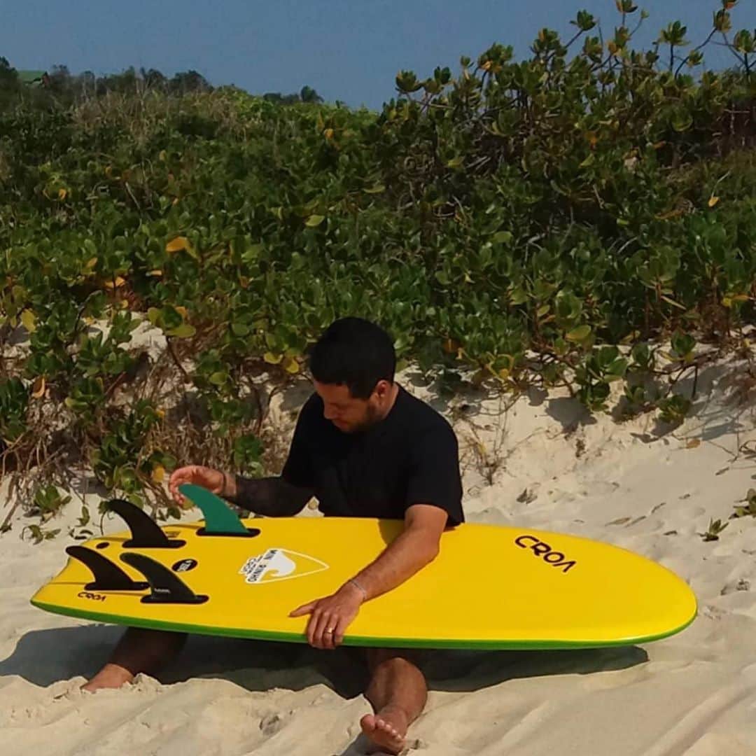 アドリアーノ・デ・ソウザのインスタグラム：「Hoje recebi o meu quiver da @croasoftboard escolhi essa 5,0 quad 😃 Valeu @croasoftboard se você tiver por floripa, a @hdfloripa tem todo o quiver do meu modelo 😃🤙」