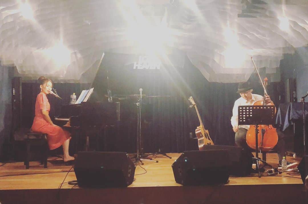 宮本美季のインスタグラム：「本日の私のオリジナル曲オンリーのライブLove  Stories、リアルライブにお越しの皆様、配信を見てくださった皆様、ありがとうございました😊いやぁー、伊藤ハルト シ　@harry_githero の音はすぅーーーっと体に染みこむなぁ😌今日も最高なプレイをありがとう❤️   #衣装テーマ #サマーガールinニース #感謝」