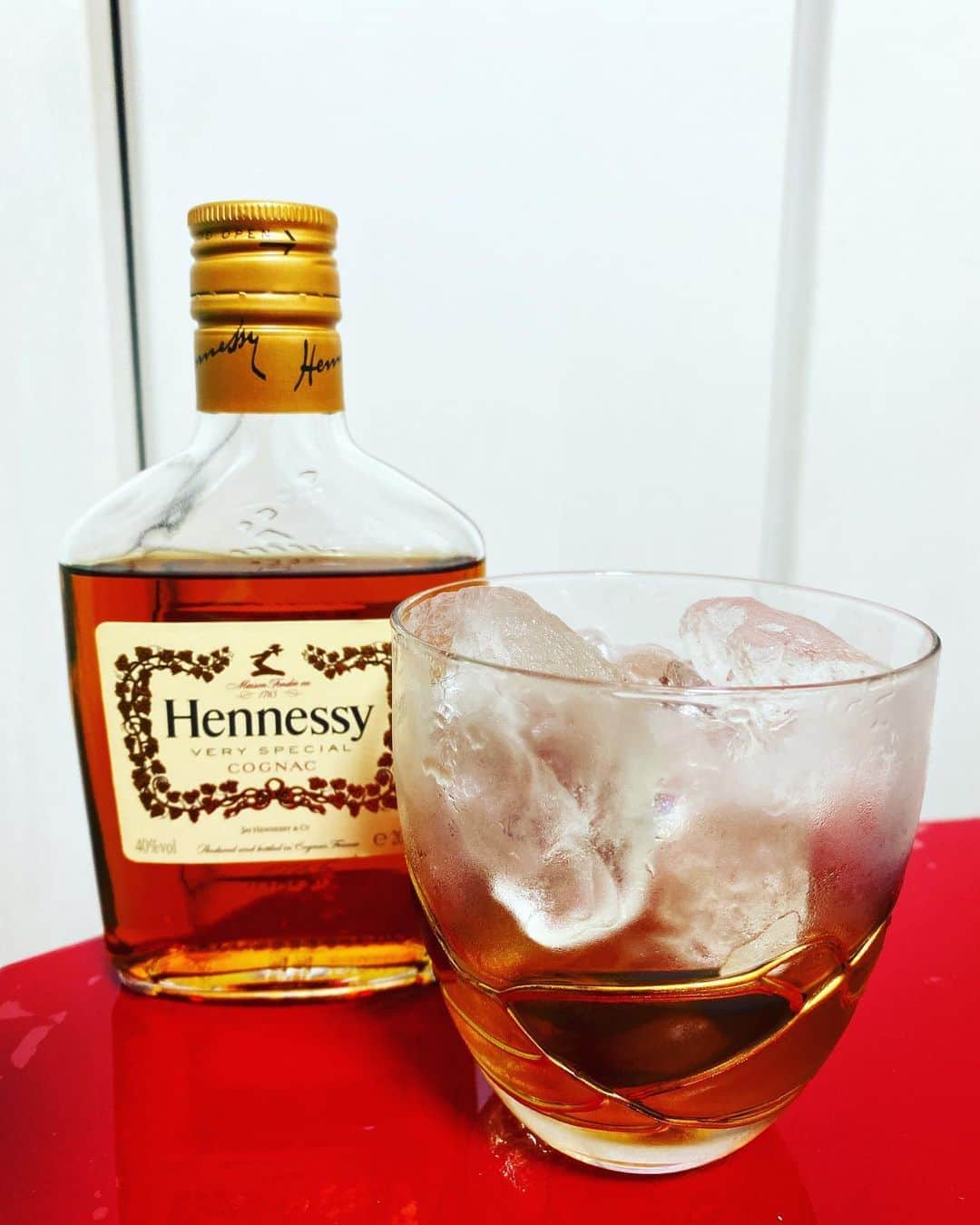 らりるRIEのインスタグラム：「・ ・ うまっ❤️ 弟が買って来てくれた✨ 有り難うな❗️弟❗️ ・ ・ ・ #ブランデー #ヘネシー #Hennessy #茶色いお酒好き🥃」