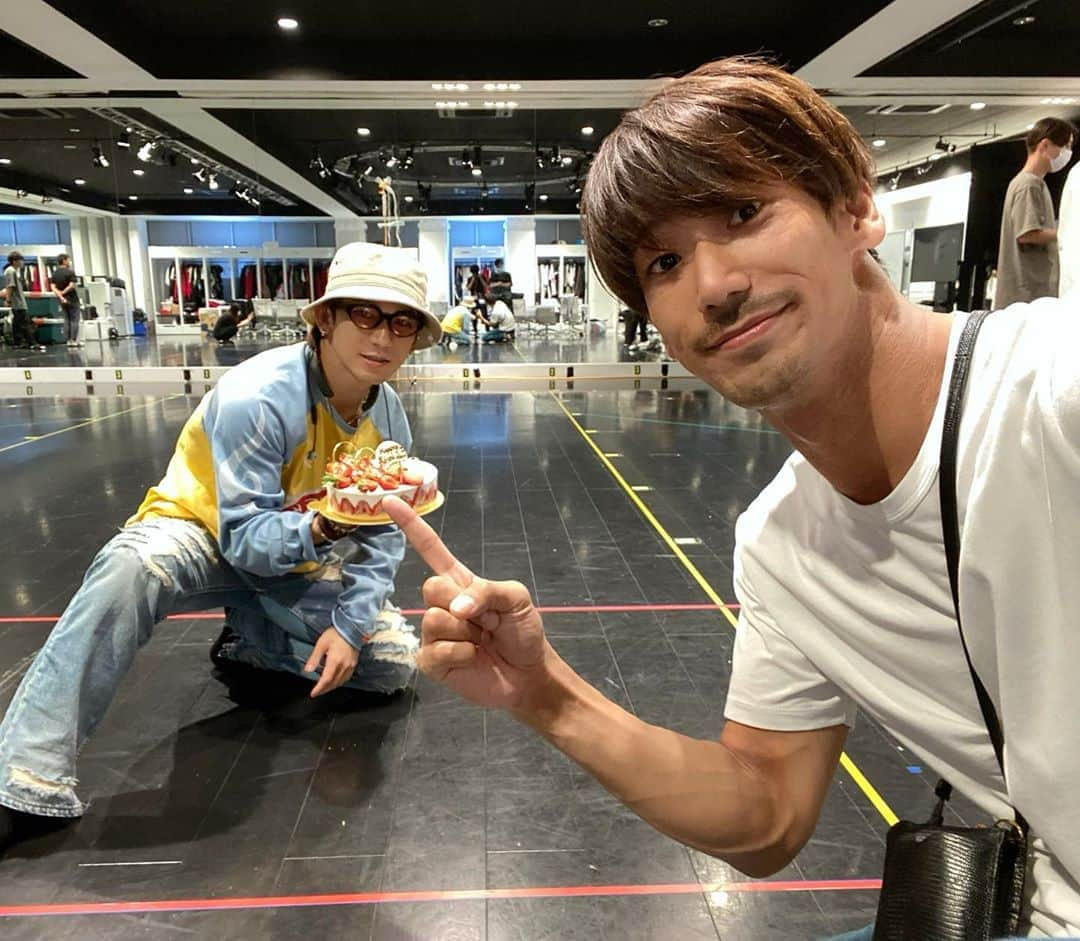 小林直己さんのインスタグラム写真 - (小林直己Instagram)「Happy birthday @exile_naoto_ さん👶✨  いつもいつも全てにおいてありがとうございます🙇‍♂️  2枚目の写真はいつでしょう。🤣  #いつもおしゃれなNAOTOさん#リアクション大きめNAOTOさん #誕生日の最後の瞬間を狙う直己#今だけ2個違い#更に甘えようかな#🍼」8月30日 23時59分 - naokikobayashi_works