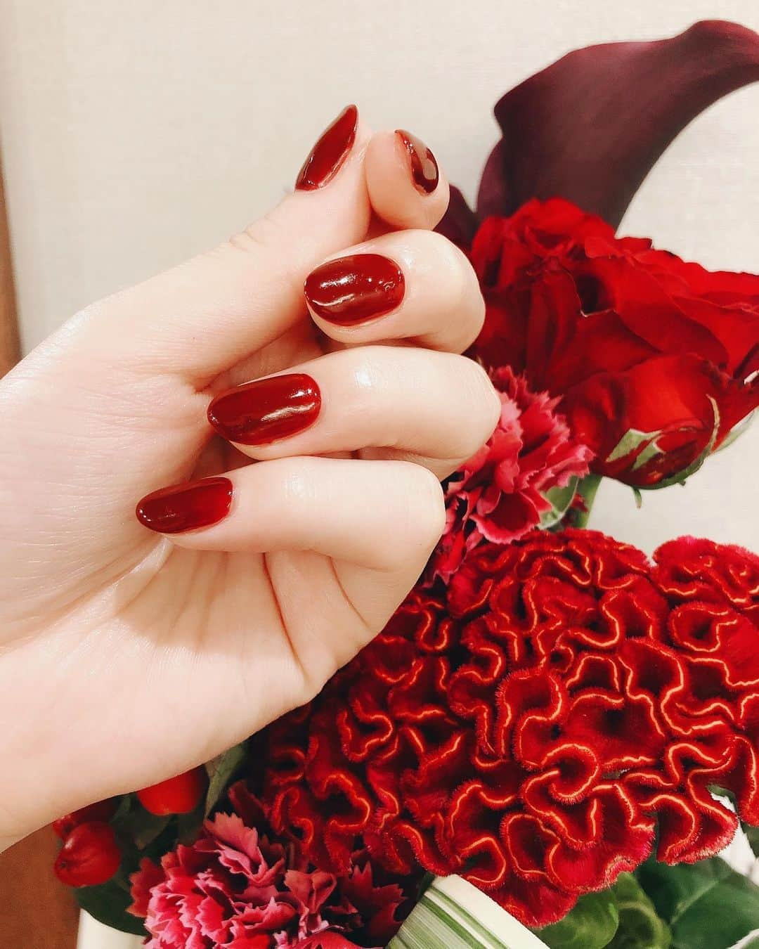 ダレノガレ明美さんのインスタグラム写真 - (ダレノガレ明美Instagram)「New nail💋 久しぶりに赤に！ 肌が白いから目立つ☺️ 岩崎ちゃんいつもありがとう✨ @roi_nailsalon 手は年齢が隠せないと言われているので すごく気をつけてます。 手を洗ったら後などはすぐハンドクリーム塗るし、 洗い物する時はゴム手袋するし、 すごく気をつけてます！」8月31日 0時00分 - darenogare.akemi