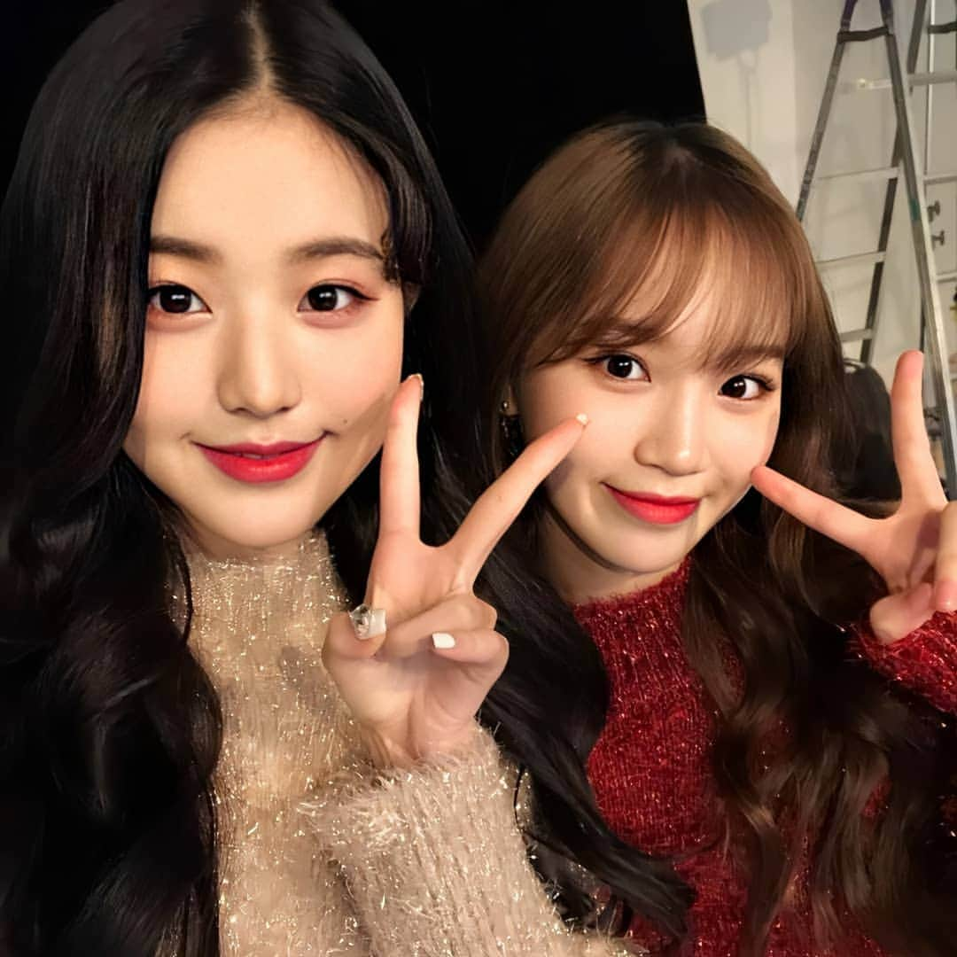 キム・チェウォンさんのインスタグラム写真 - (キム・チェウォンInstagram)「[🥀]ㅡ; happy sweet seventeen to our giant maknae Wonyoung! 🥺❤🥳 hope you to stay healthy and happy for the rest of this year! ❤❤ ㅡ 2000831 © owner #김채원 #채원 #아이즈원 #프로듀스48 #울림 #KIMCHAEWON #CHAEWON #IZONE」8月31日 0時02分 - kimchaewon.izone