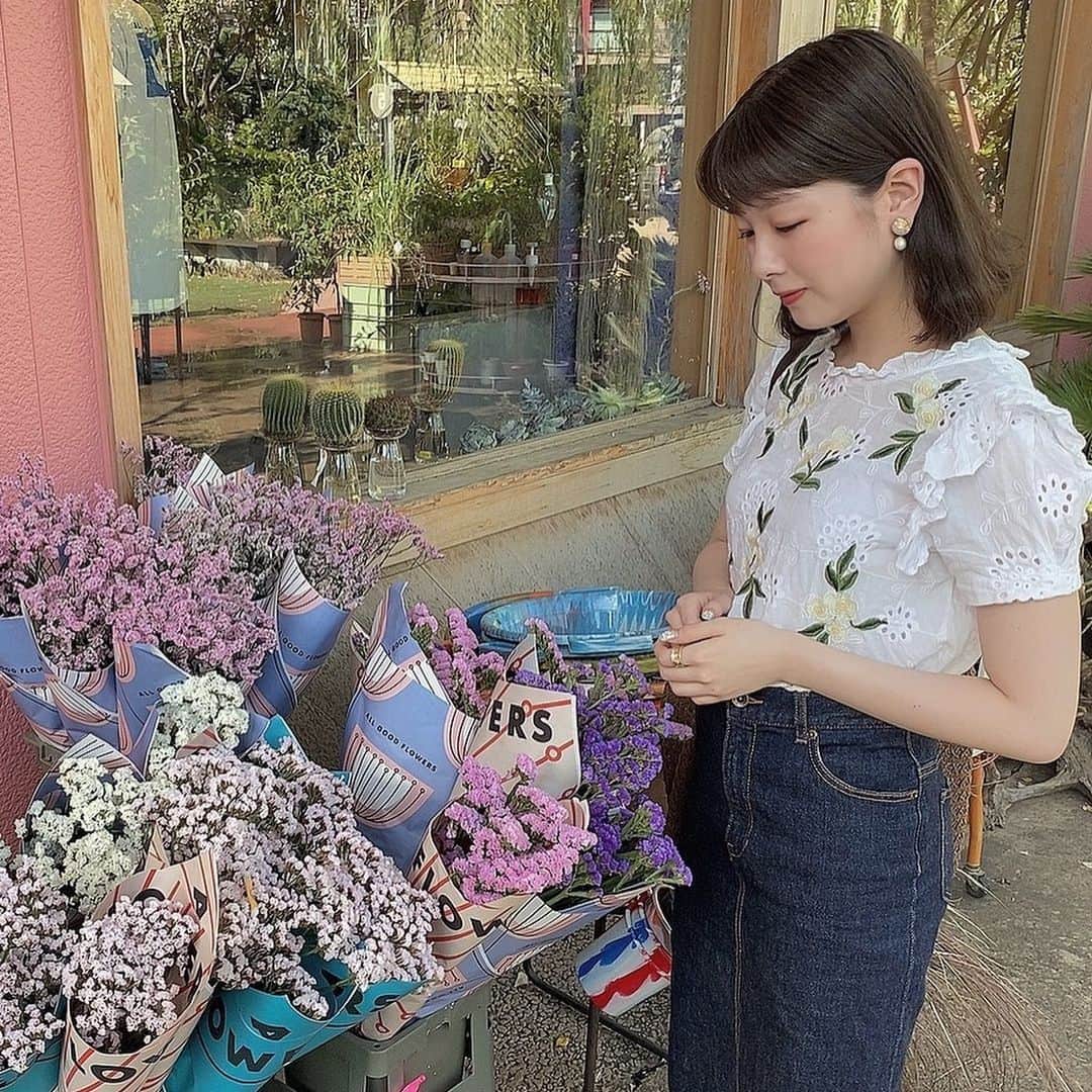 のインスタグラム：「🌷おさんぽ🌷﻿ ・﻿ ♡﻿ ・﻿ 1日1時間運動のために 歩くようにしてるのだけど、 汗だくになってしまうね😭 みんな体調には気をつけてね！💦 ・﻿ ♡ ・ □topsは古着 □earringはごーるどamor 【@solpenna_accessory 】 ・ ♡﻿ ・﻿ ♡﻿ ・﻿ #乃木坂﻿ #乃木坂カフェ﻿ #東京カフェ﻿ #おしゃれカフェ﻿ #カフェ巡り﻿ #南青山カフェ﻿ #カフェ好きな人と繋がりたい﻿ #おさんぽ  #カフェ﻿ #カフェ好き﻿ #カフェ好きな人と繋がりたい  #カフェスタグラム  #中西香菜」