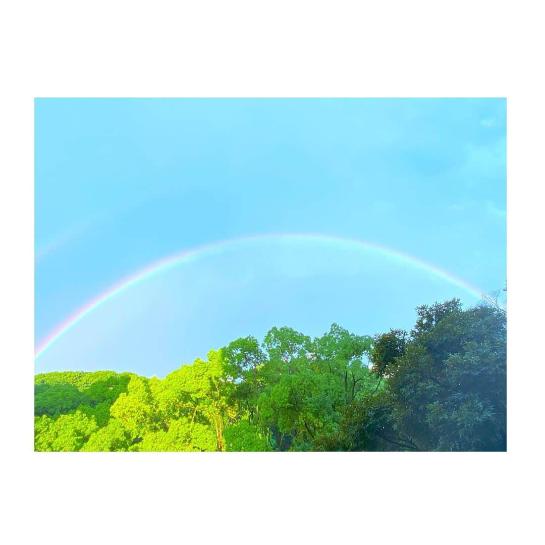 上山竜治さんのインスタグラム写真 - (上山竜治Instagram)「嵐の後の空は綺麗だ。  雨上がりのねっとりとする湿度の中で、二重の虹が顔を出した。  つい興奮して、その場で『うおー！』と叫んだ。  ”雨降って地固まる"  そんな言葉が脳裏に過った。  今月は、一つの夢でもあり目標にしていたルキーニ役を演じる、【エリザベート】の大千秋楽があったはずの月。  舞台に立てずに終わる悔しさは今もこれからも忘れないし、忘れられない。もはやこの気持ちを今後役立てなければと我を鼓舞する日々。  そして、今回、半端者の自分の人生を変えてくれた【レ・ミゼラブル】のアンジョルラス役を卒業し、支えてくださった皆様に深くお礼を申し上げたいです。 いつかまた成長して、レ・ミゼラブルの世界に戻ってきたいです。  今月、久しぶりの現場であったドラマも無事にクランクアップして、改めて現場、お芝居が好きだと心から実感できました。  好きなことに真っ直ぐと、馬鹿みたいに真っ直ぐと努力していきます。  それしかできない不器用者を、これからもよろしくお願いします。  上山竜治  #虹 #エリザベート #ルキーニ  #LesMisérables  #enjolras #musical #レミゼラブル  #ミュージカル」8月31日 0時16分 - kamiyama_ryuji_0910