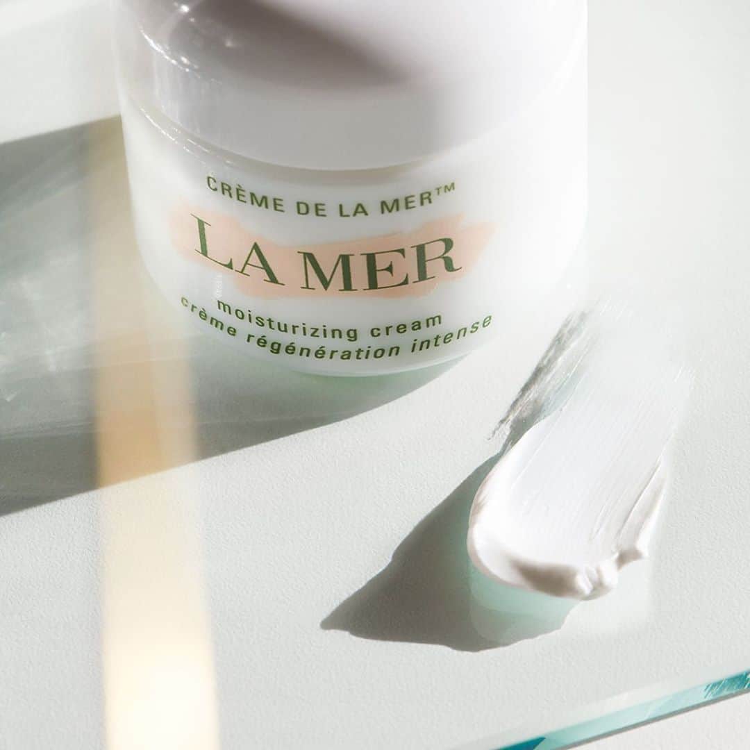 ドゥラメールのインスタグラム：「What’s in store for the rest of summer? Heatwaves on the drier side? If so, Crème de la Mer might be your match—indulgently rich to help soothe and restore moisture.」
