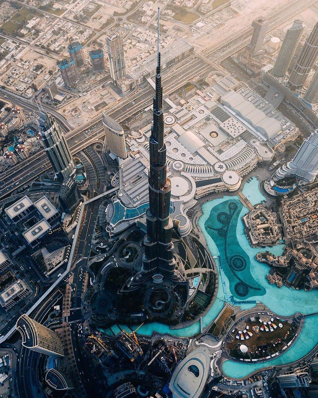 Instagramさんのインスタグラム写真 - (InstagramInstagram)「#HelloFrom Dubai in the UAE. We are dreaming of this architectural playground dominated by the Burj Khalifa, which is the world’s tallest building, standing over half a mile (828 meters) tall. ⁣ ⁣ Photo by @bemorephotos」8月31日 0時38分 - instagram