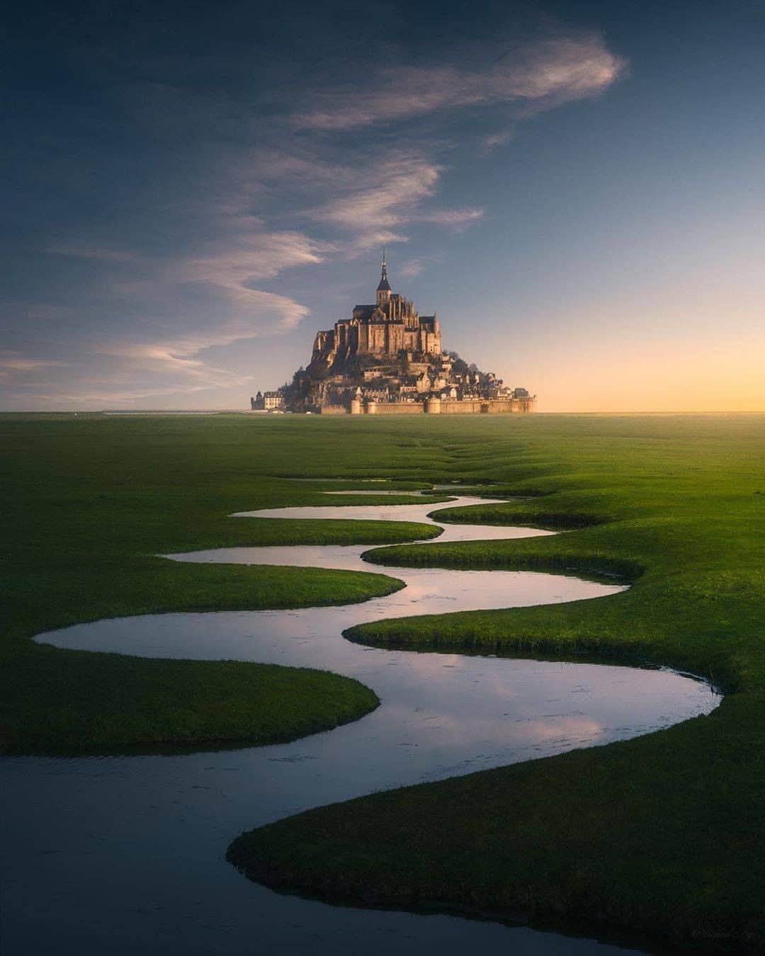 Discover Earthさんのインスタグラム写真 - (Discover EarthInstagram)「This looks like a fairy tale, right ? "A golden morning at Mont Saint Michel."  🇫🇷 #discoverfrance  with @mindz.eye  #montsaintmichel #france #contedefées」8月31日 0時30分 - discoverearth