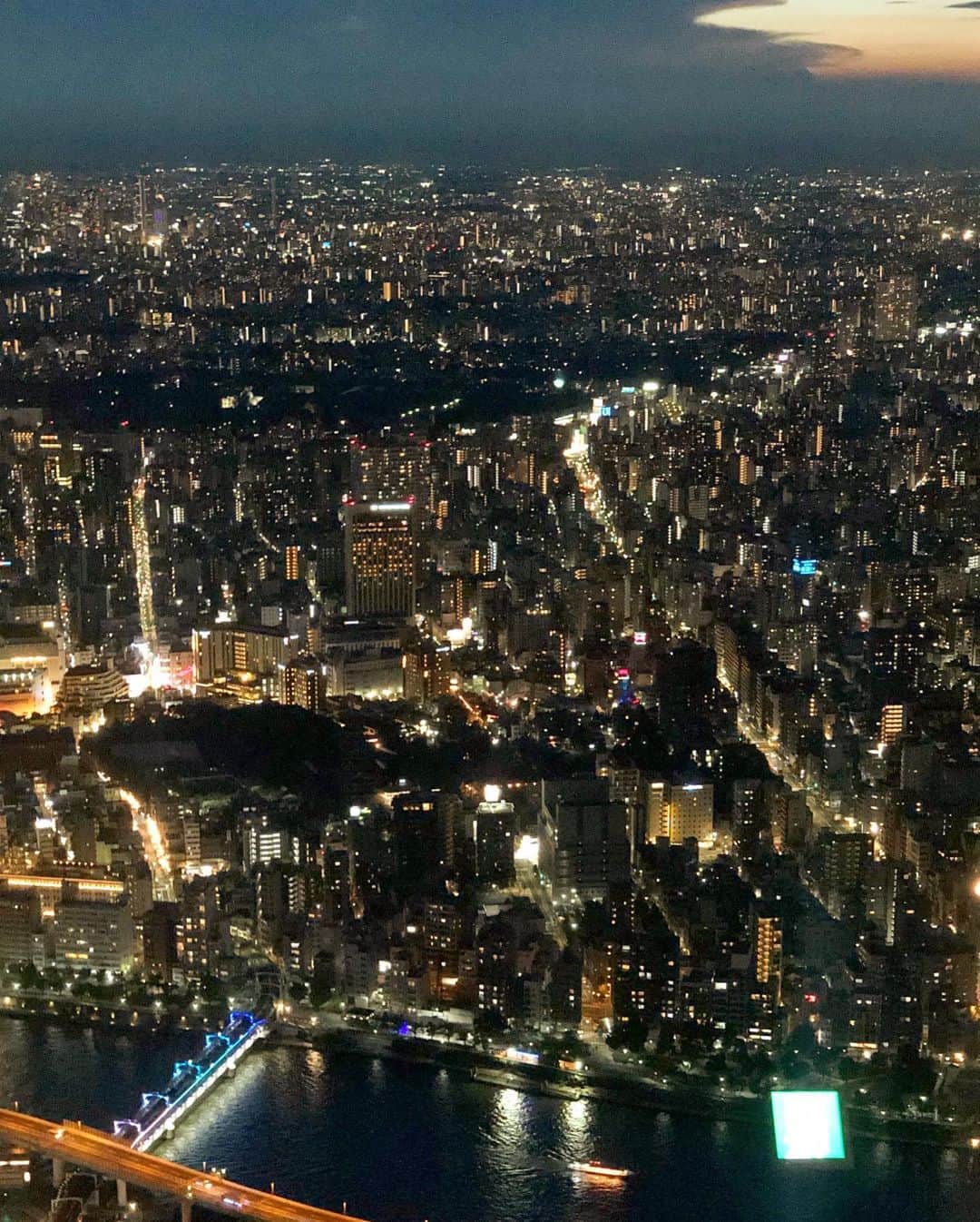 菊池かなこさんのインスタグラム写真 - (菊池かなこInstagram)「. #skytreetower 🌃 @tokyoskytree_official . 東京在住ですが スカイツリー登ってきました！ 刻々と変わる空の色が美しかった🌃 神宮の花火も見れました！🎆 . #夏の思い出#8月の思い出#東京夜景」8月31日 0時34分 - canana_kanako