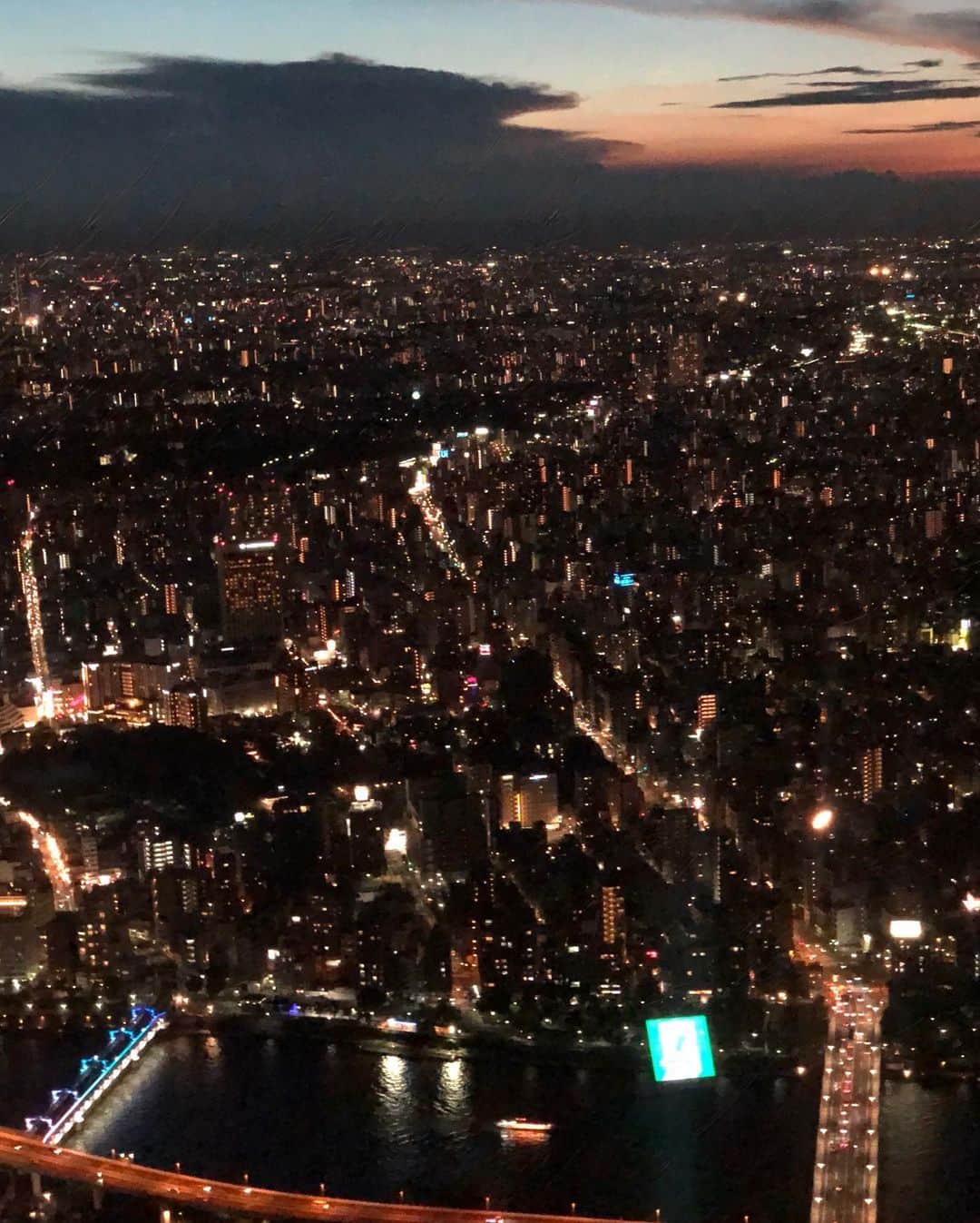 菊池かなこさんのインスタグラム写真 - (菊池かなこInstagram)「. #skytreetower 🌃 @tokyoskytree_official . 東京在住ですが スカイツリー登ってきました！ 刻々と変わる空の色が美しかった🌃 神宮の花火も見れました！🎆 . #夏の思い出#8月の思い出#東京夜景」8月31日 0時34分 - canana_kanako