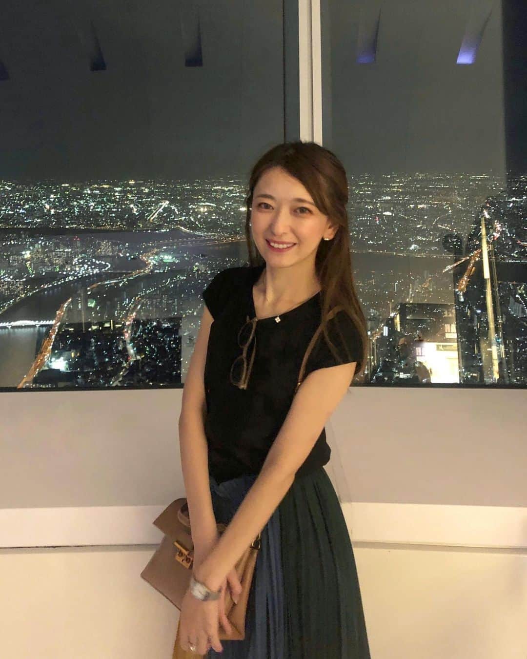 菊池かなこのインスタグラム：「. #skytreetower 🌃 @tokyoskytree_official . 東京在住ですが スカイツリー登ってきました！ 刻々と変わる空の色が美しかった🌃 神宮の花火も見れました！🎆 . #夏の思い出#8月の思い出#東京夜景」