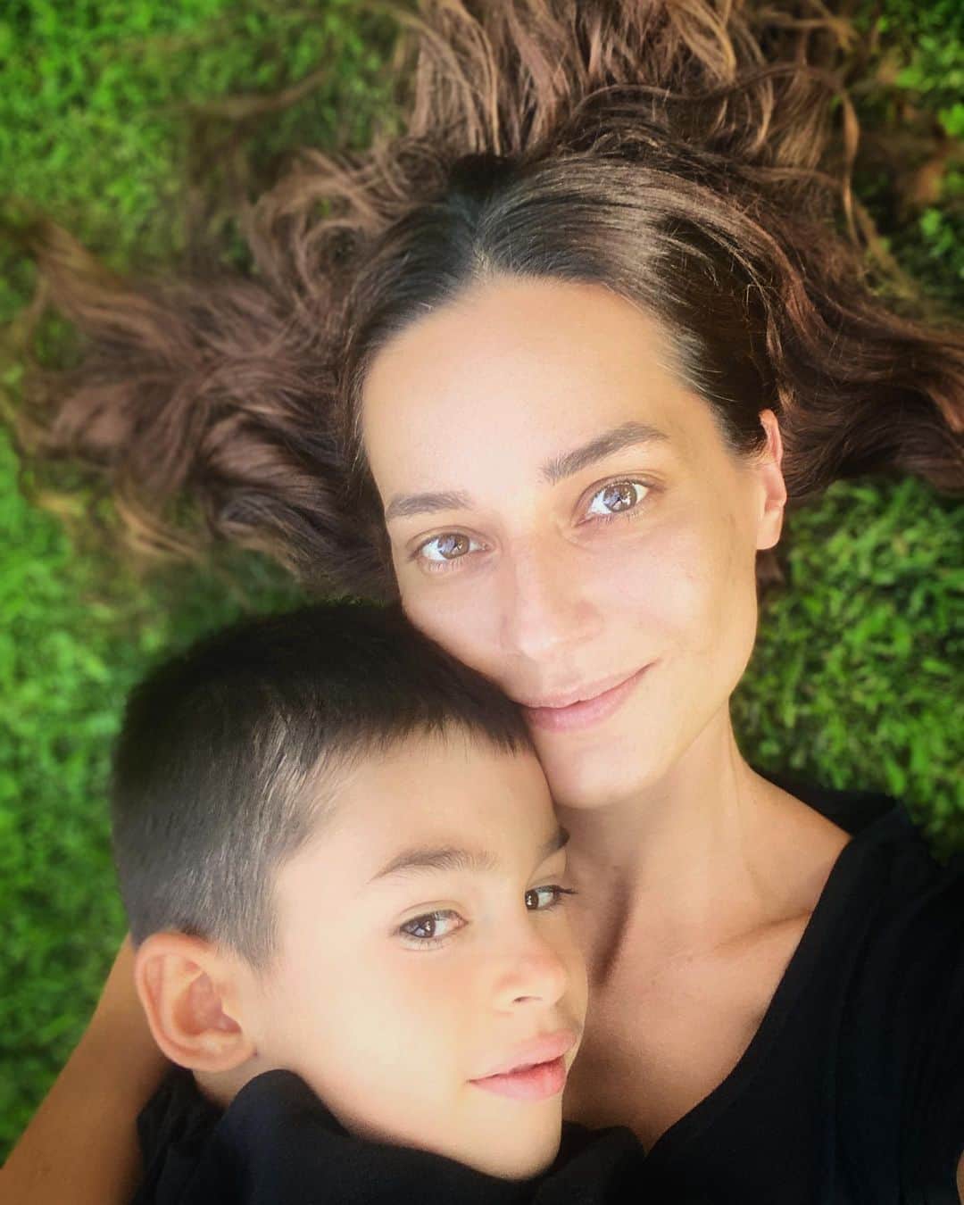 Sedef Avciさんのインスタグラム写真 - (Sedef AvciInstagram)「Seni, annen kadar sevecek ve baban kadar merak edecek hiç kimse yoktur, o yüzden kimse aşktan bahsetmesin bana...  AZİZ NESİN」8月31日 0時34分 - sedefavci_