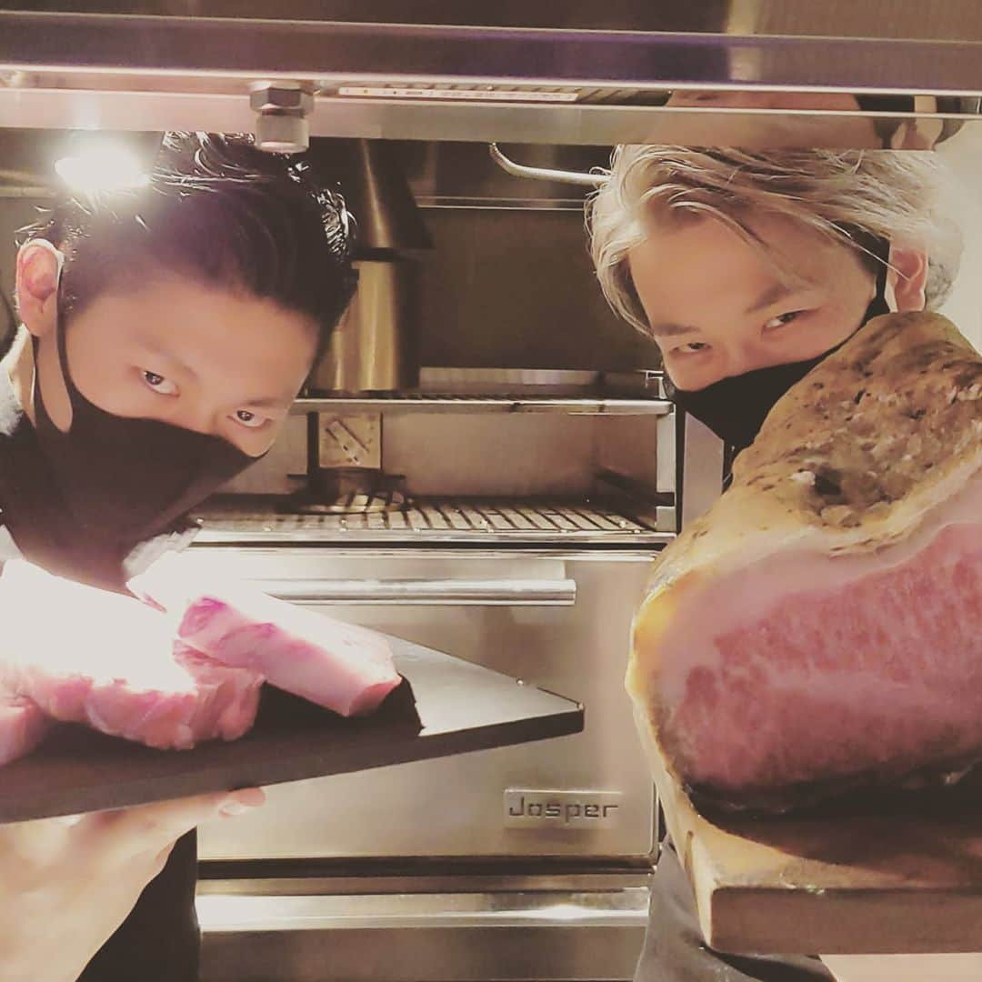 Chiyu さんのインスタグラム写真 - (Chiyu Instagram)「きちんとソーシャル守りつつTERUさんとええ肉わず。 いきなりのTERUさんからの着信で我が目を疑ったよね(笑) Twitterの発狂はそれでしたお騒がせすいません(笑) ライブアットホームのお話しや例のビデオテープの話しなど貴重なお話を沢山して頂いてそれはそれは素晴らしい一時でした！ 久しぶりにお酒も飲んで今日はゆっくり寝れそうです(笑) 幸せお裾分け。。。  #GLAY #TERU #CHIYU #肉 #タン #ワギュウマフィア #赤坂 #千ノナイフガ胸ヲ刺ス #ビデオテープ #俺の神様」8月31日 0時37分 - chiyu_bass