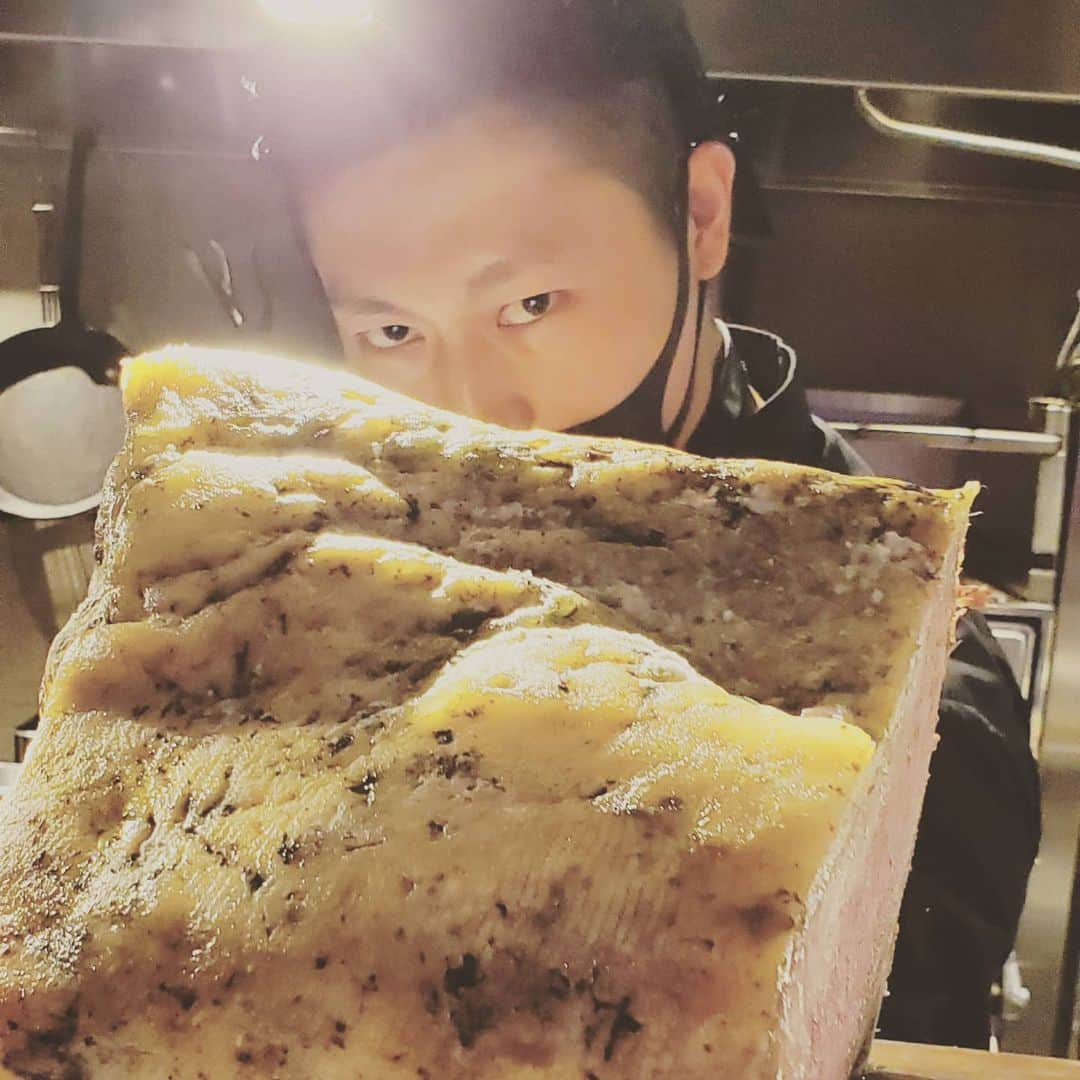 Chiyu さんのインスタグラム写真 - (Chiyu Instagram)「きちんとソーシャル守りつつTERUさんとええ肉わず。 いきなりのTERUさんからの着信で我が目を疑ったよね(笑) Twitterの発狂はそれでしたお騒がせすいません(笑) ライブアットホームのお話しや例のビデオテープの話しなど貴重なお話を沢山して頂いてそれはそれは素晴らしい一時でした！ 久しぶりにお酒も飲んで今日はゆっくり寝れそうです(笑) 幸せお裾分け。。。  #GLAY #TERU #CHIYU #肉 #タン #ワギュウマフィア #赤坂 #千ノナイフガ胸ヲ刺ス #ビデオテープ #俺の神様」8月31日 0時37分 - chiyu_bass