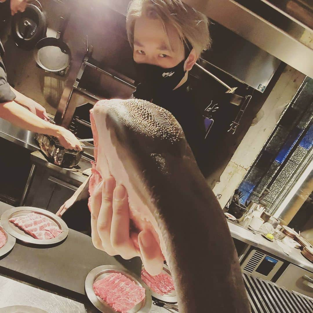 Chiyu さんのインスタグラム写真 - (Chiyu Instagram)「きちんとソーシャル守りつつTERUさんとええ肉わず。 いきなりのTERUさんからの着信で我が目を疑ったよね(笑) Twitterの発狂はそれでしたお騒がせすいません(笑) ライブアットホームのお話しや例のビデオテープの話しなど貴重なお話を沢山して頂いてそれはそれは素晴らしい一時でした！ 久しぶりにお酒も飲んで今日はゆっくり寝れそうです(笑) 幸せお裾分け。。。  #GLAY #TERU #CHIYU #肉 #タン #ワギュウマフィア #赤坂 #千ノナイフガ胸ヲ刺ス #ビデオテープ #俺の神様」8月31日 0時37分 - chiyu_bass