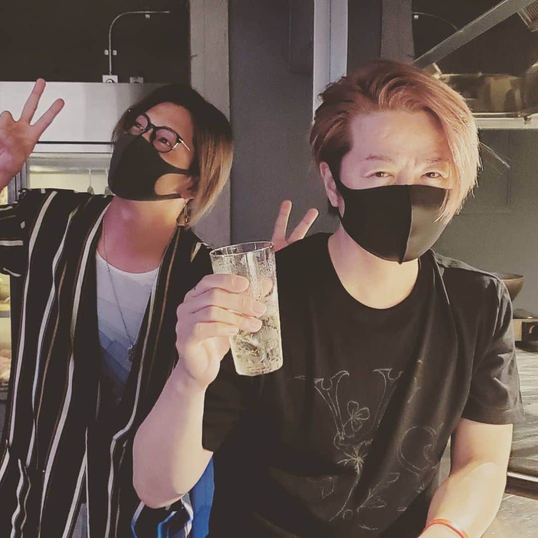 Chiyu のインスタグラム：「きちんとソーシャル守りつつTERUさんとええ肉わず。 いきなりのTERUさんからの着信で我が目を疑ったよね(笑) Twitterの発狂はそれでしたお騒がせすいません(笑) ライブアットホームのお話しや例のビデオテープの話しなど貴重なお話を沢山して頂いてそれはそれは素晴らしい一時でした！ 久しぶりにお酒も飲んで今日はゆっくり寝れそうです(笑) 幸せお裾分け。。。  #GLAY #TERU #CHIYU #肉 #タン #ワギュウマフィア #赤坂 #千ノナイフガ胸ヲ刺ス #ビデオテープ #俺の神様」