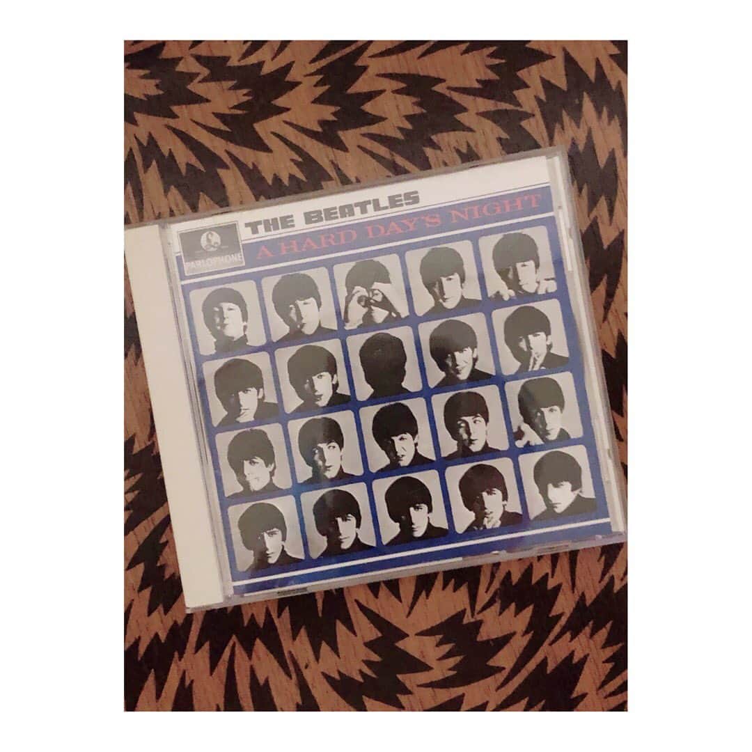 土井コマキのインスタグラム：「2020年8月最後の日曜日。ドライブインシアターで、ビートルズのA HARD DAY’S NIGHT🍏  せっかくなのでフレッドペリーのワンピースと、フィッシュ&チップスやらスコーンやら、ブリティッシュ気分を詰め込んで。 上映前は山添まりさんの場内ラジオ。LSDの話になるころ、日が暮れ始めてサイケな気分に。ラジオ終わり、ファンファーレ的に花火が上がってからの、オープニングのあのイントロ。 おしゃれしてドライブインシアター行くの楽しい。迷う気持ちもあったけど、夏の思い出が出来ました。」