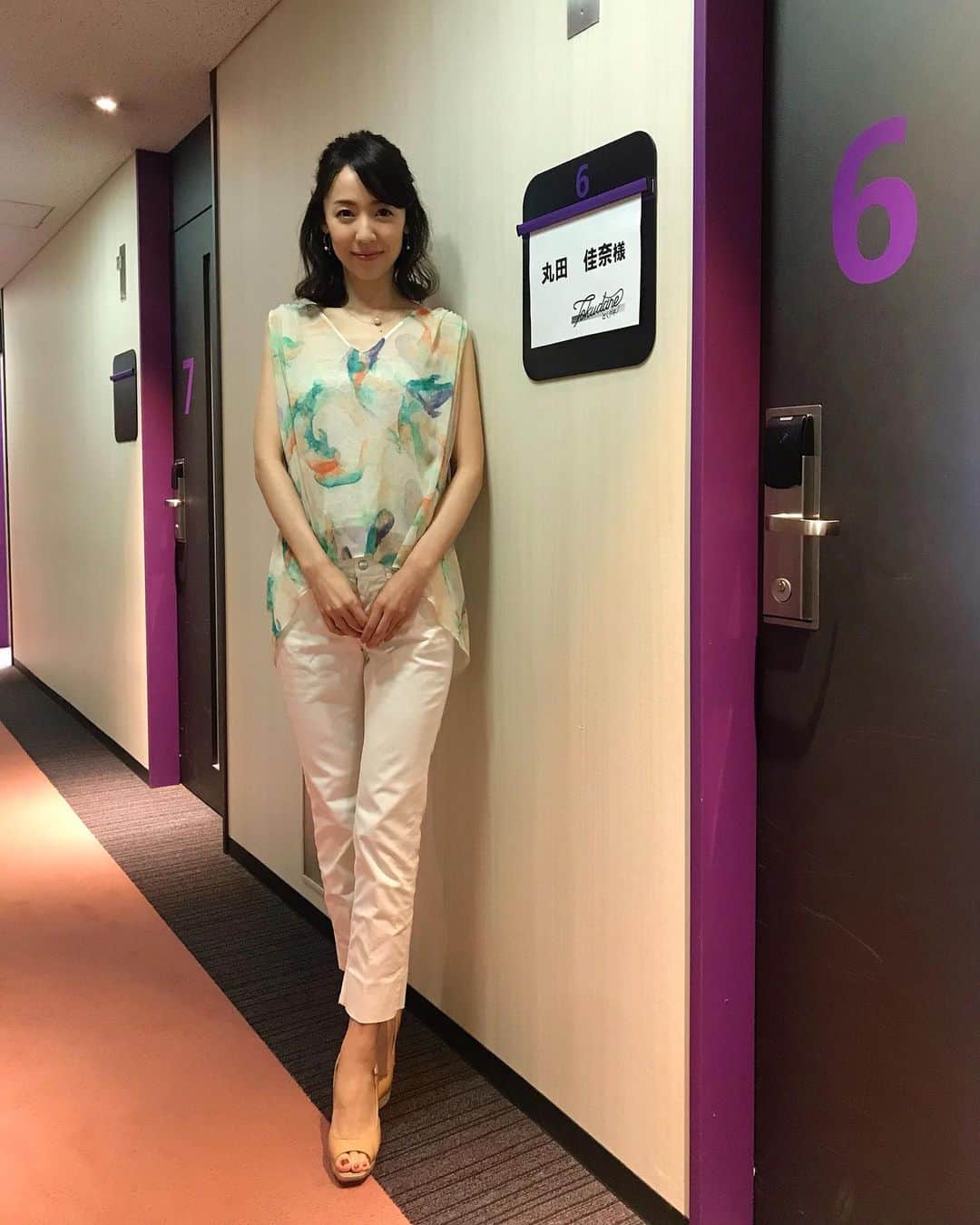 丸田佳奈のインスタグラム：「先週月曜日のとくダネ!、 出演後。  夏服もそろそろ終わりかな〜。  #フジテレビ #とくダネ #CX #情報番組 #ワイドショー #医師 #コメンテーター #朝」
