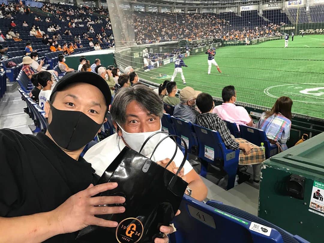 のインスタグラム：「今シーズン初観戦 観客の少ないドームは不思議な雰囲気だった だいさくさんにも会えた お土産と元気をもらった . #東京ドーム #巨人 #中日ドラゴンズ」