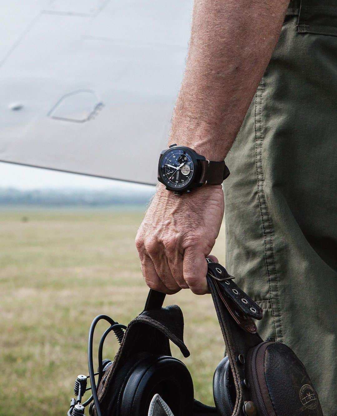 のインスタグラム：「Are you one of the few who purchased a Limited Edition Battle of Britain Box Set?⁠⠀ ⁠⠀ The dial design of 'the Spitfire watch' is inspired by the Smiths clocks that can be found in the Spitfires that flew during the Battle of Britain.⁠⠀ ⁠⠀ Aviation & Military is a pillar of Bremont's DNA, tap to read more.⁠⠀ ⁠⠀ Image: @AircraftRestorationCompany⁠⠀ ⁠⠀ #bremont #bremontwatches #MoD #ministryofdefence #armedforces #royalairforce #military #militarywatch #pilot #pilotwatch #aviation #chronograph #testedbeyondendurance #raf #WW2」
