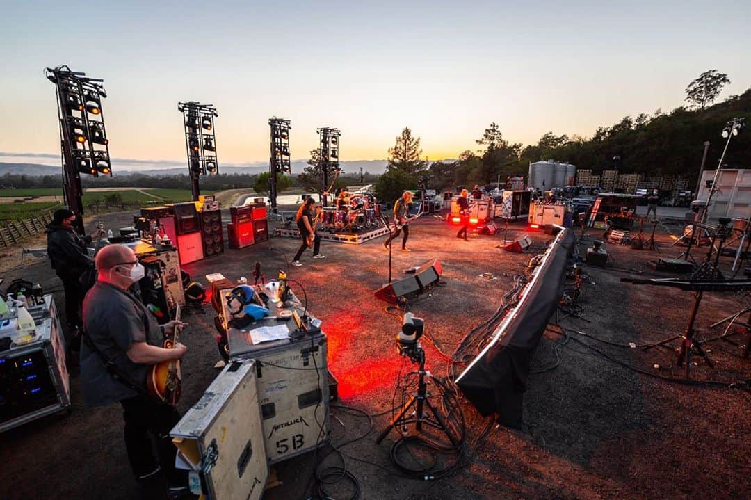 メタリカさんのインスタグラム写真 - (メタリカInstagram)「Thank you to everyone across North America who rolled out to their local drive-in last night. It was amazing getting together and playing again a few weeks ago when we filmed this and hope that you enjoyed this unique Saturday night at the drive-in with your friends in Metallica. #pandemica」8月31日 0時55分 - metallica