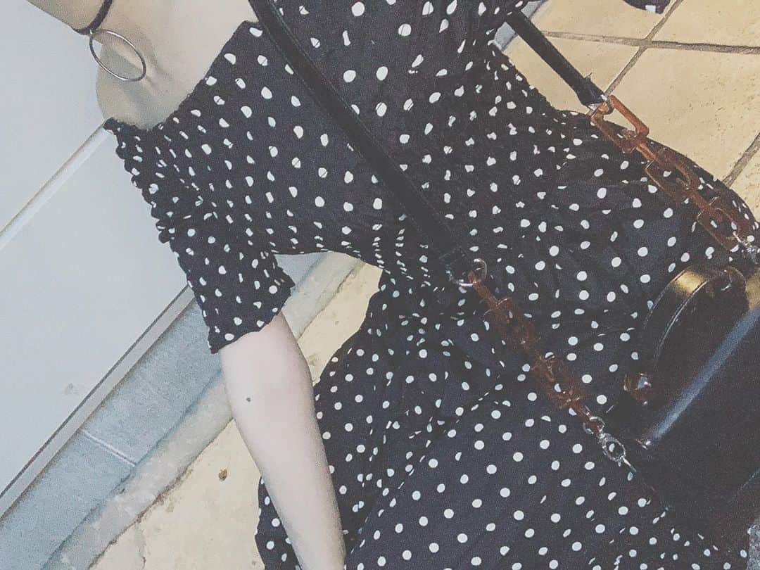 桑名利瑠のインスタグラム：「. . . たまには、こんな感じも . . . #followｍe #fashion #followforfollowback #l4l #makeup #instafashion #instalike #instagood #selfie #selca #ワンピース #プチプラ #プチプラコーデ #グレイル #evris #購入品 #code #コーディネート #鎖骨 #オフショル #아이돌 #패션 #도쿄 #오샤레 #写真 #photo #outfit #outfitoftheday #東京 #お洒落」